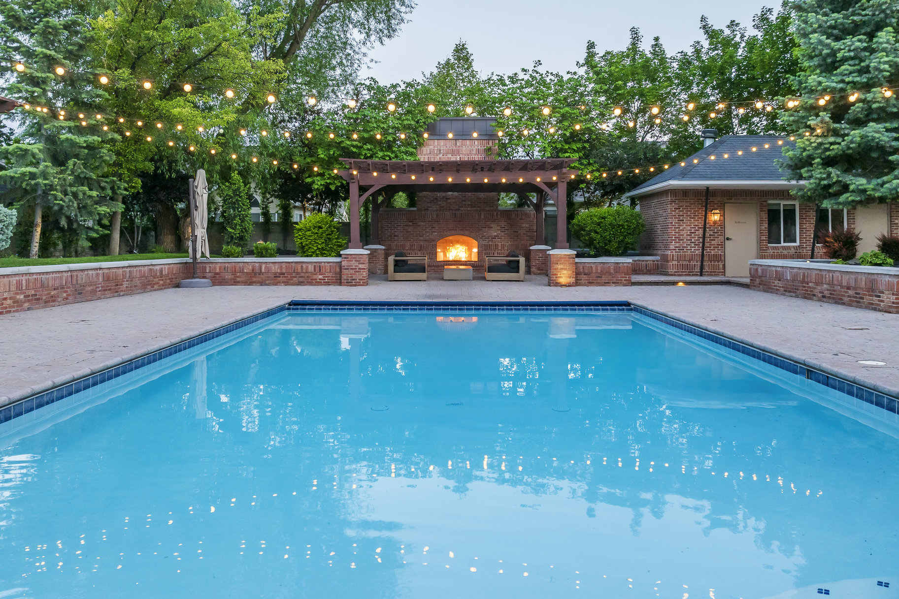  Gated West Jordan 2 Story Estate with 10 Car Garage and Swimming Pool - 物件實景