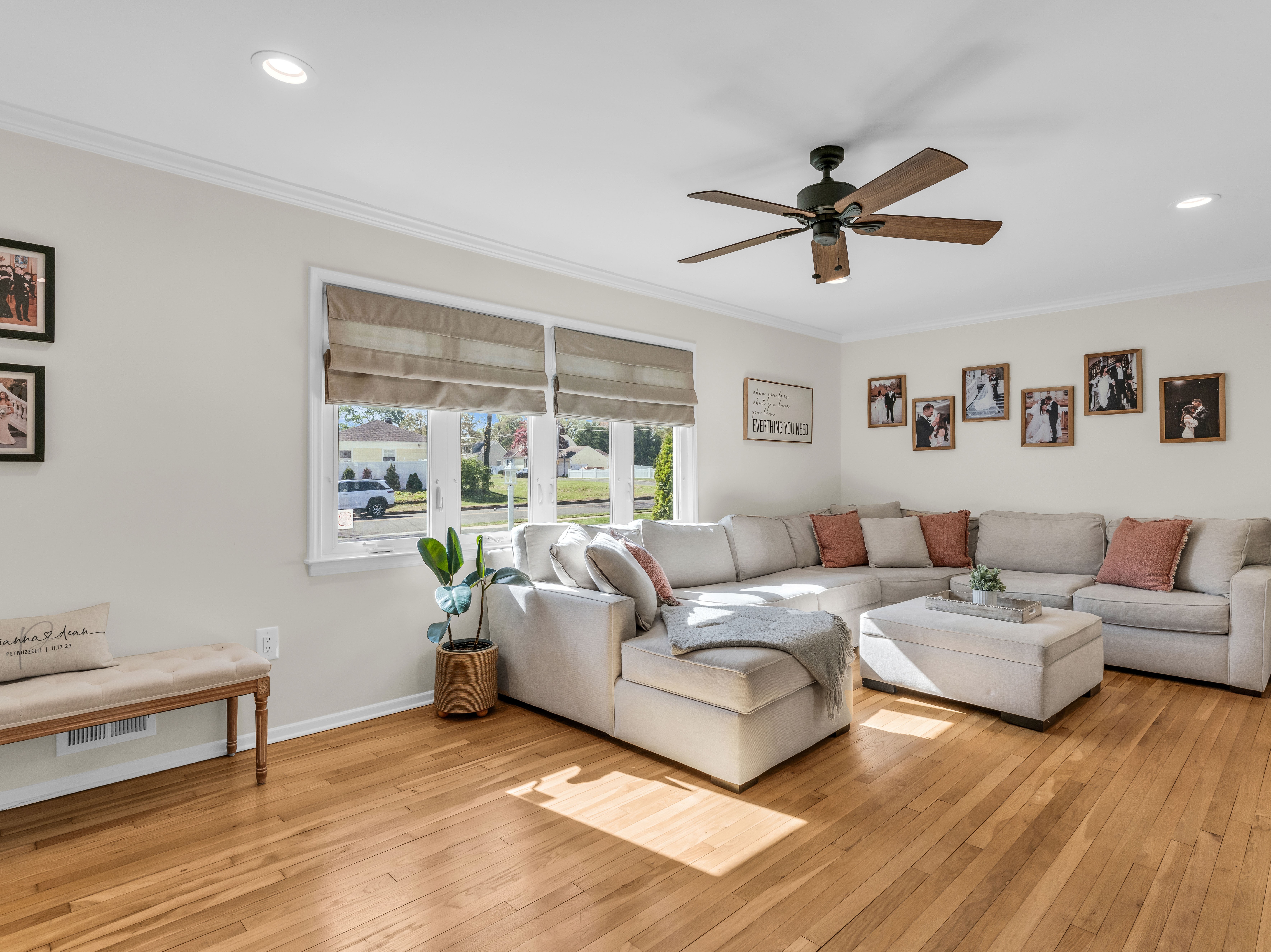  Welcome to this meticulously maintained charming 3-bedroom, 2-bathroom ranch, - 物件實景