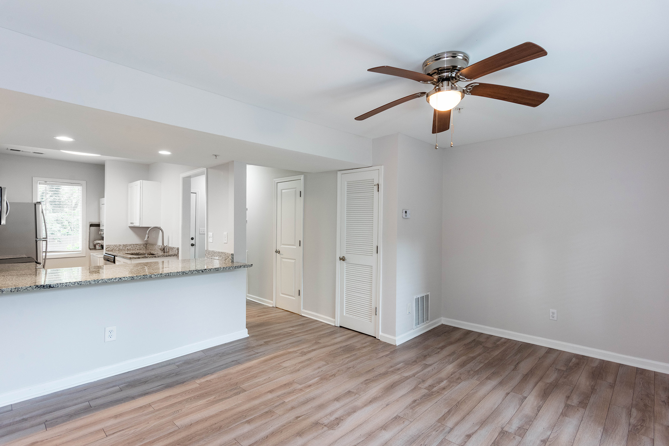  Fully Renovated Townhome with No HOA - 物件實景