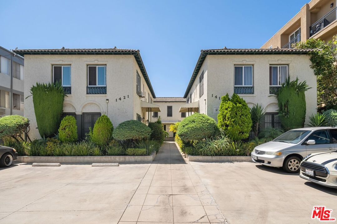 Los Angeles, California, 90019, United States, 12 Bedrooms Bedrooms, ,Residential,For Sale,1885364