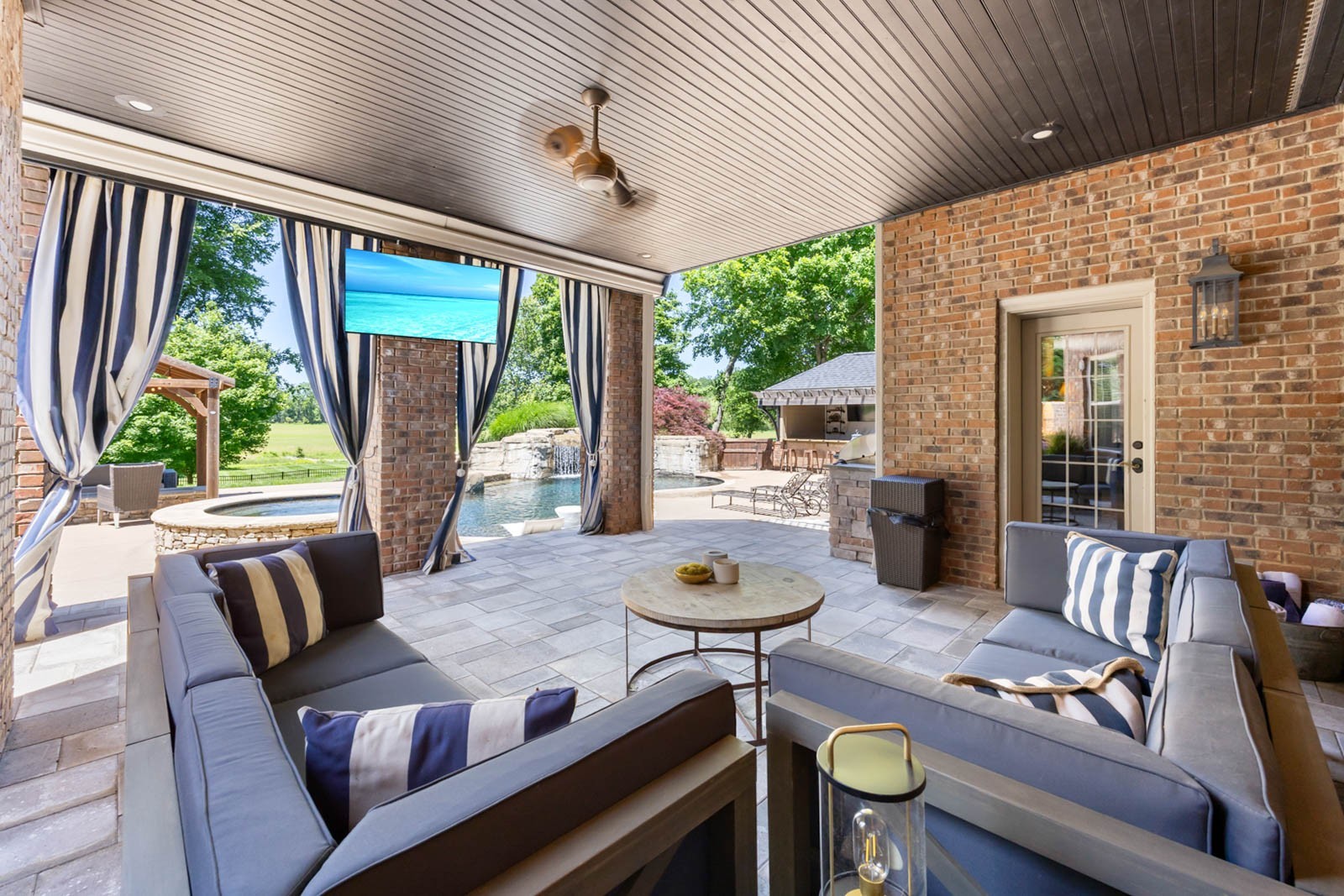 Clarksville, Tennessee, 37043, United States, 4 Bedrooms Bedrooms, ,5 BathroomsBathrooms,Residential,For Sale,1997798