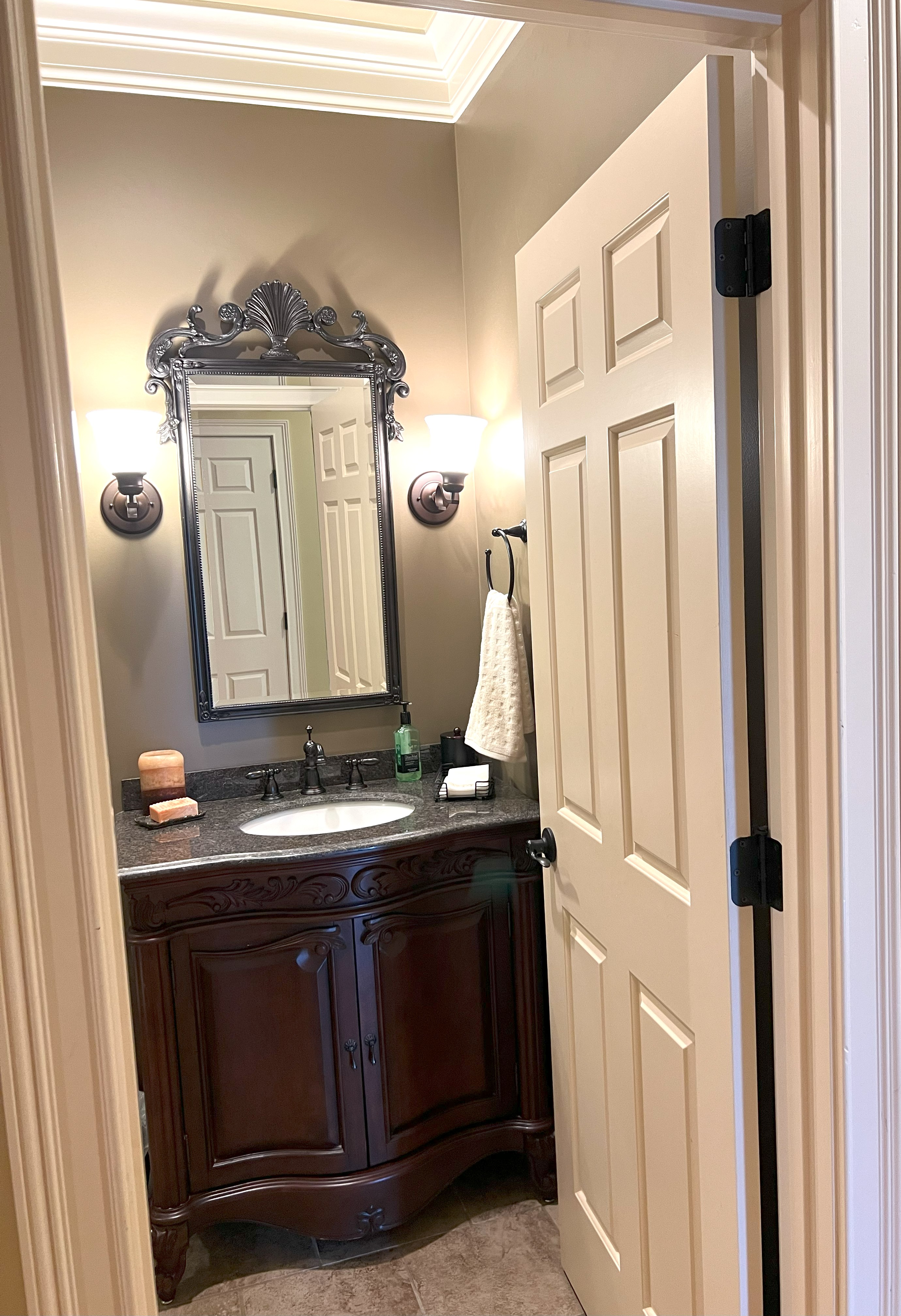 Frankfort, Kentucky, 40601, United States, 5 Bedrooms Bedrooms, ,4 BathroomsBathrooms,Residential,For Sale,1983551