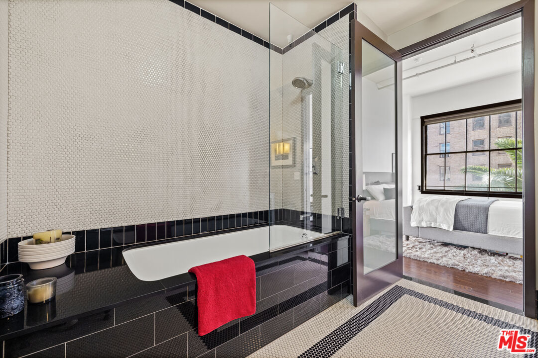 Los Angeles, California, 90028, United States, 2 Bedrooms Bedrooms, ,2 BathroomsBathrooms,Residential,For Sale,1827936