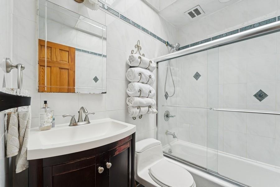 Bayside, New York, 11361, United States, 3 Bedrooms Bedrooms, ,2 BathroomsBathrooms,Residential,For Sale,1858297