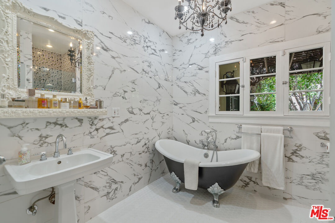 Los Angeles, California, 90005, United States, 3 Bedrooms Bedrooms, ,3 BathroomsBathrooms,Residential,For Sale,1876512