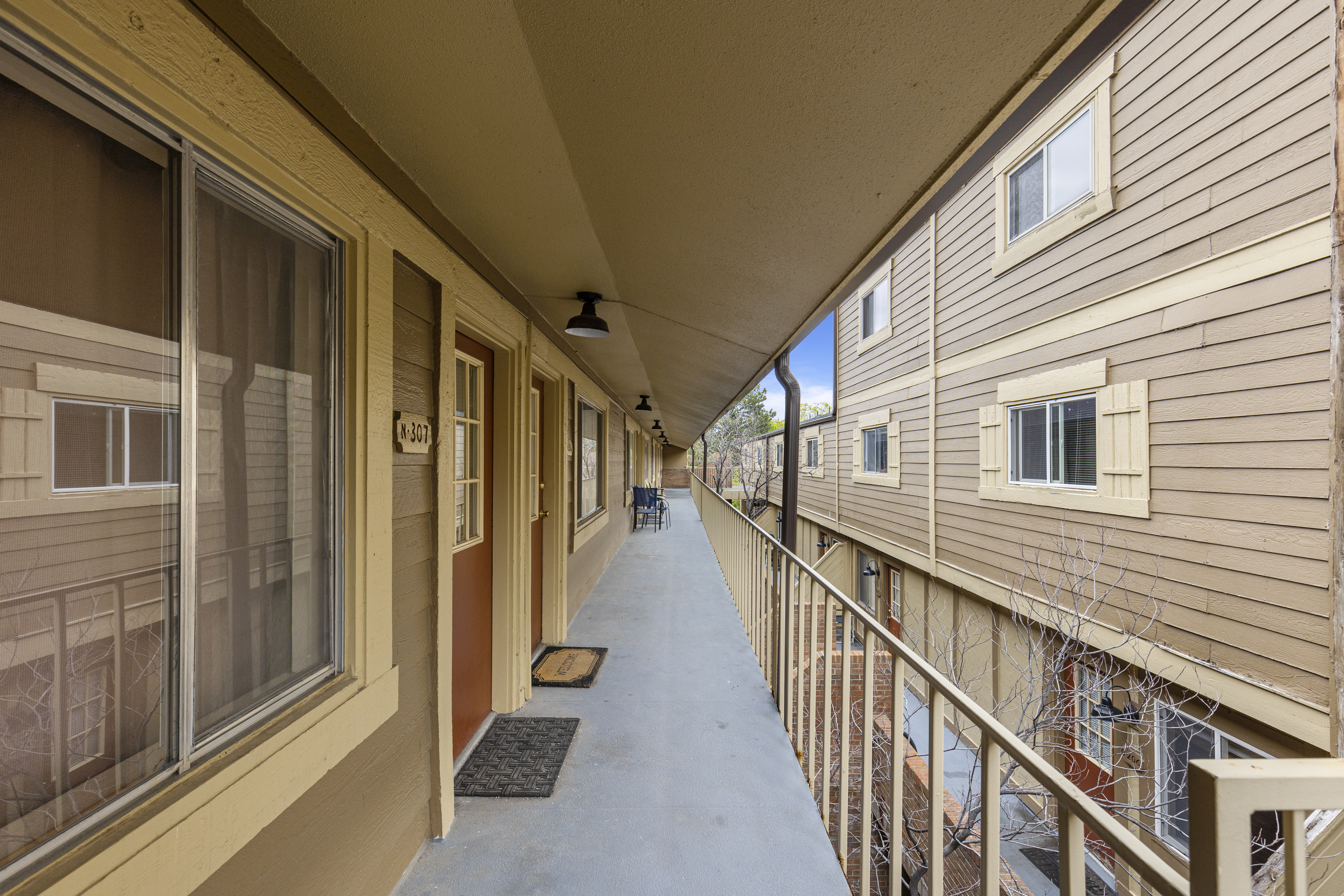  Bright top-floor condo designed for low-maintenance living - 物件實景