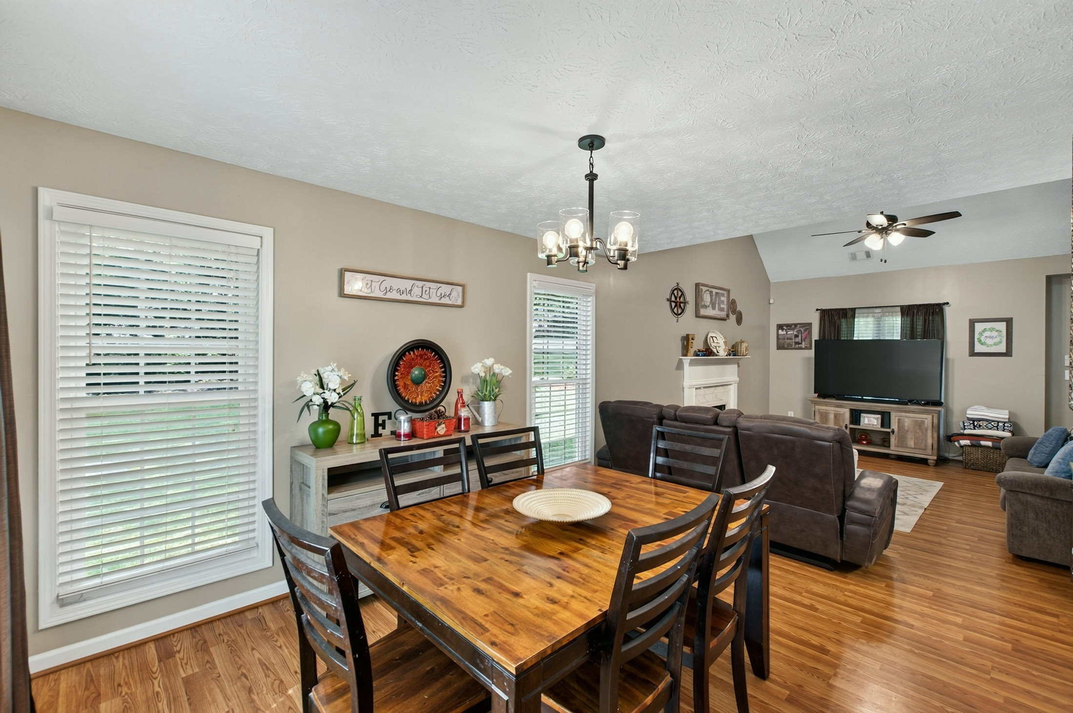  Charming Home on an Expansive 2.8+/- Acre Corner Lot - 物件實景
