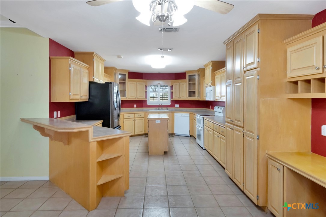 Victoria, Texas, 77904, United States, 3 Bedrooms Bedrooms, ,3 BathroomsBathrooms,Residential,For Sale,1989314