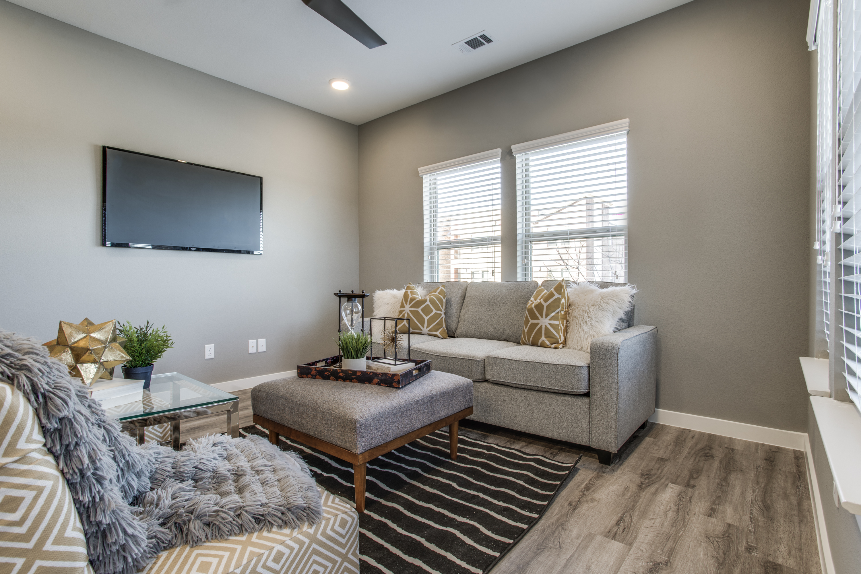  Welcome to this Beautifully Designed 3-bedroom, 2.5-bath Townhouse - 物件實景