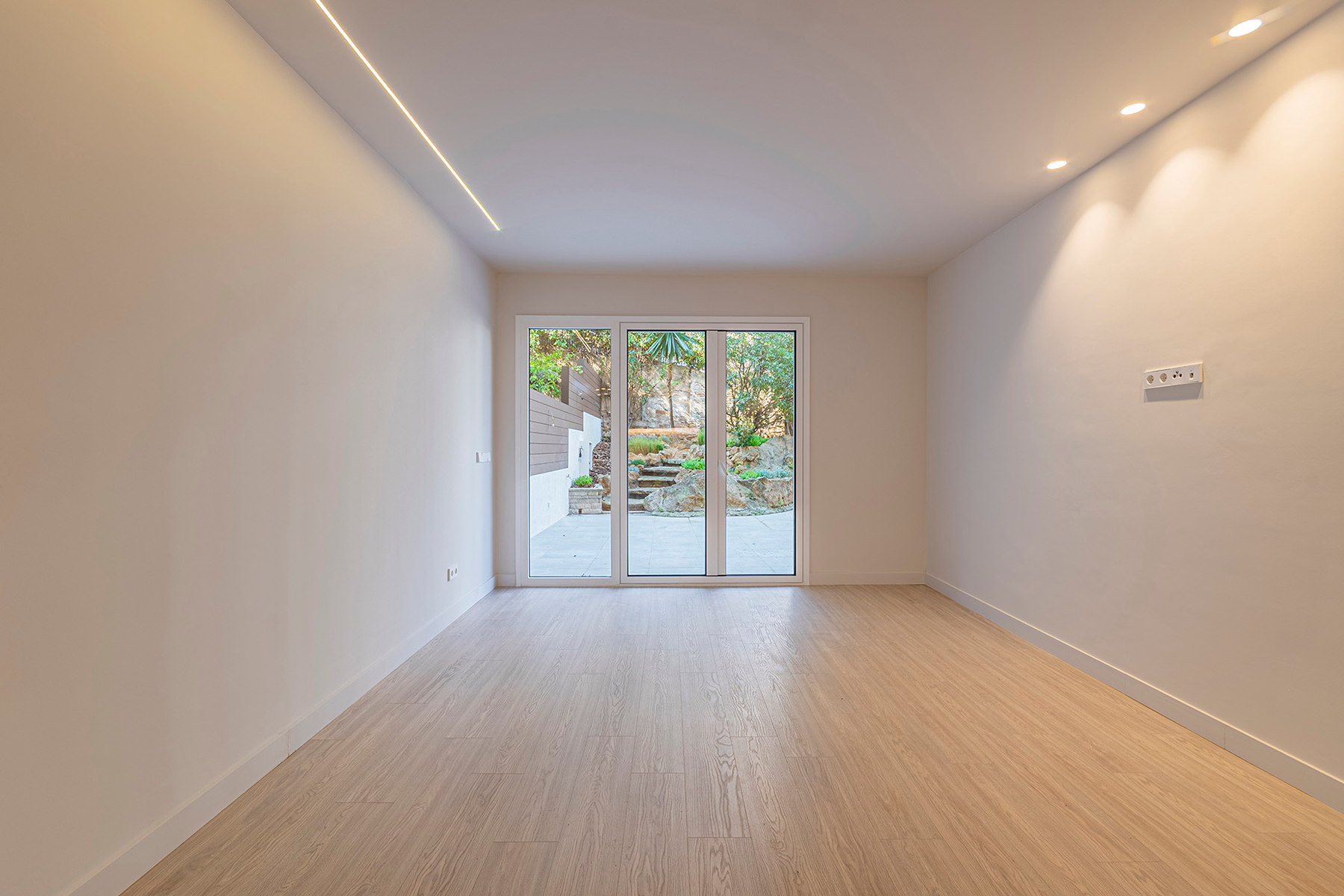  Fantastic renovated flat with large garden at the living room level - 物件實景
