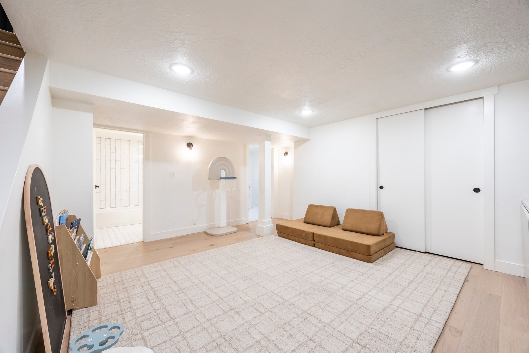  Remodeled Rambler with Outside Basement Entrance - 物件實景