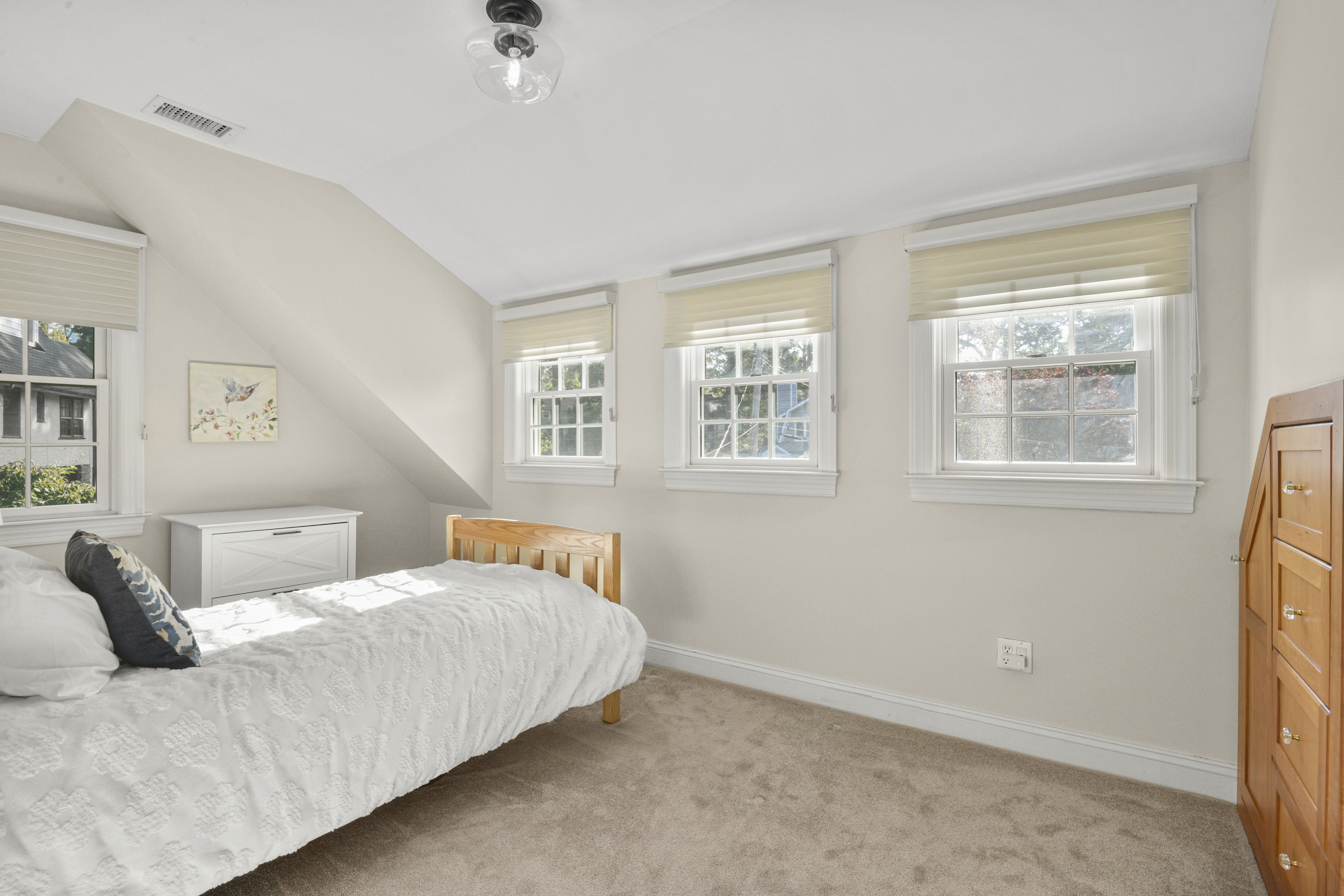 Sun-Filled Larchmont Woods Colonial - 物件實景