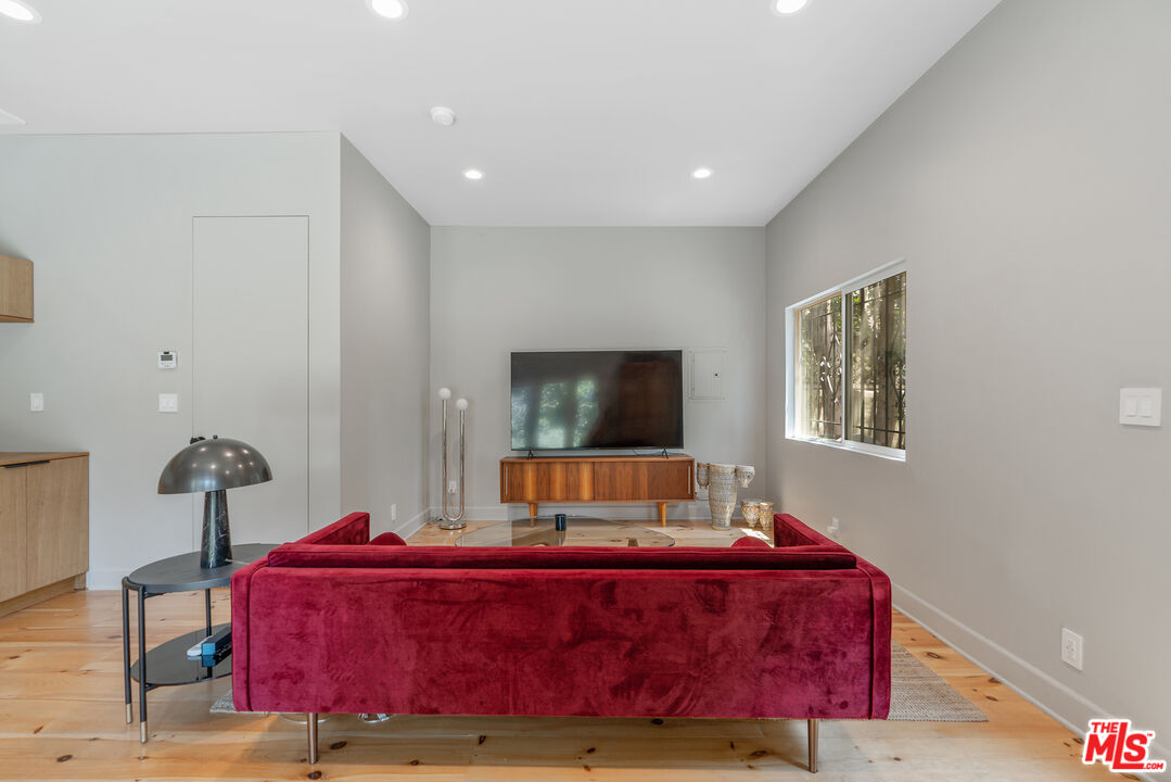 Los Angeles, California, 90005, United States, 3 Bedrooms Bedrooms, ,3 BathroomsBathrooms,Residential,For Sale,1876512