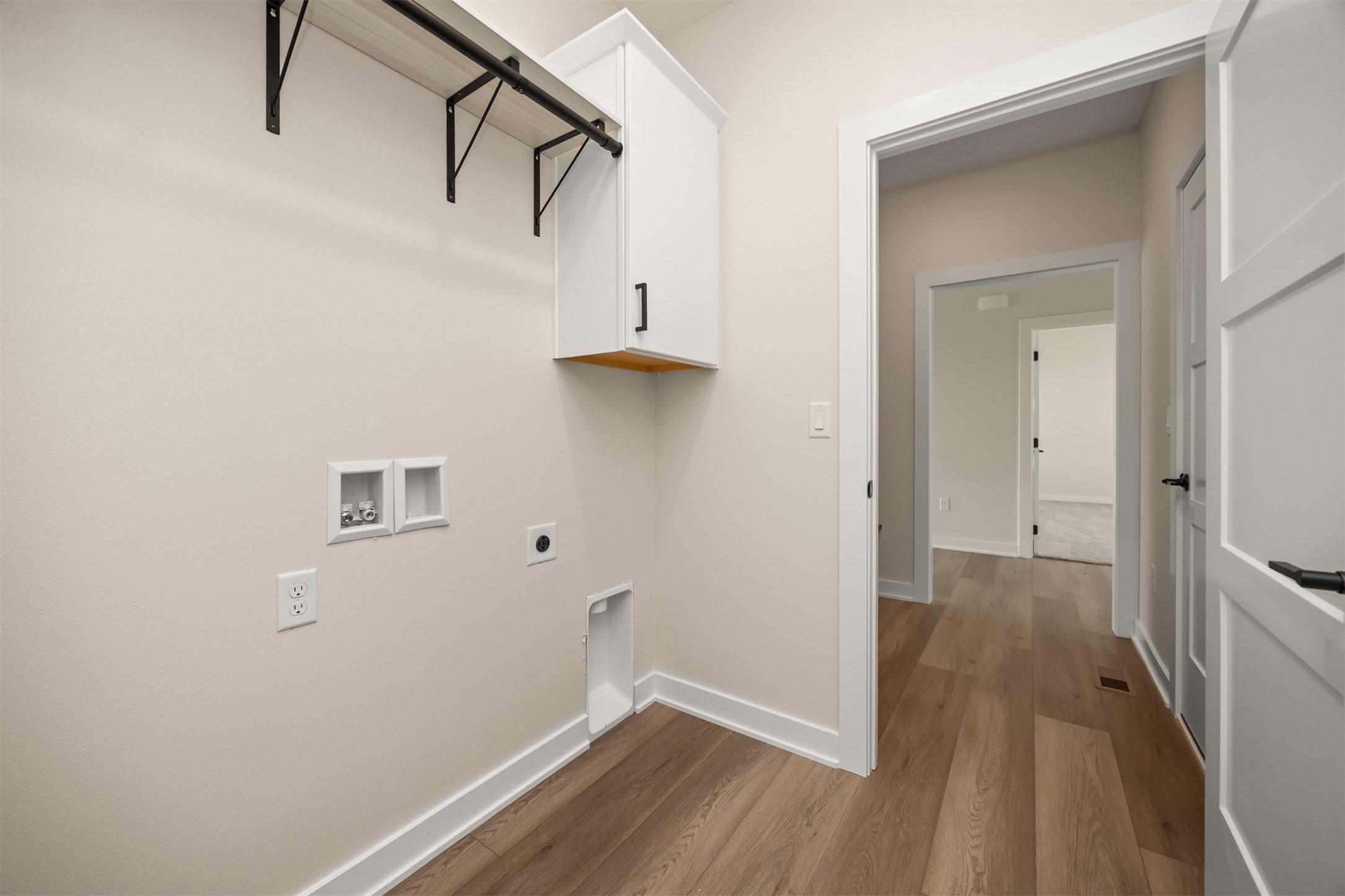 Urbandale, Iowa, 50323, United States, 4 Bedrooms Bedrooms, ,3 BathroomsBathrooms,Residential,For Sale,1975900