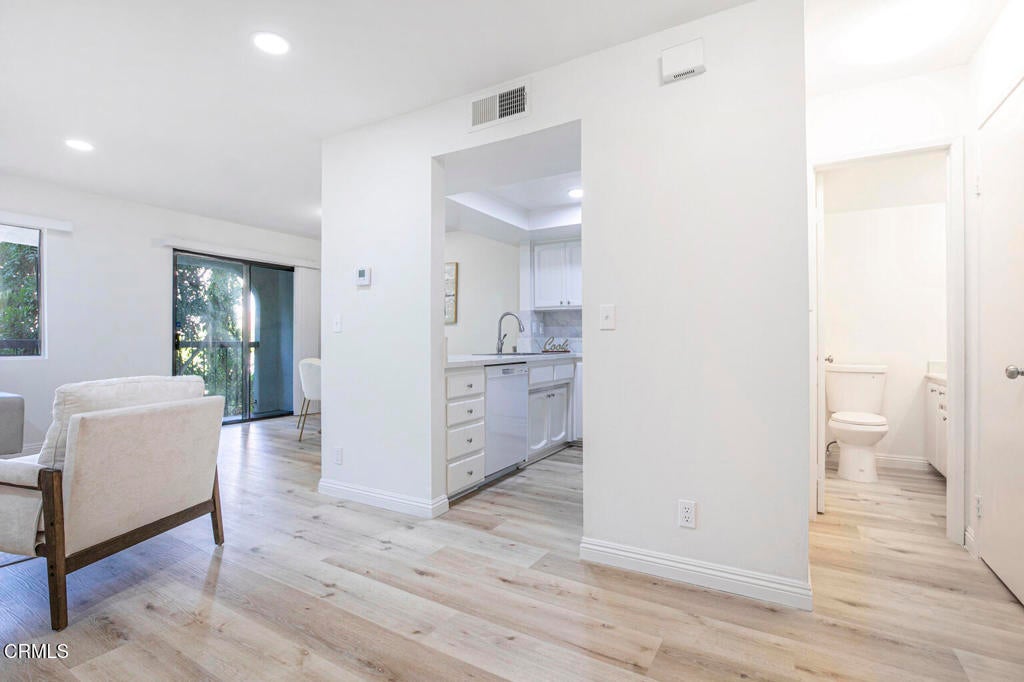 Glendale, California, 91205, United States, 3 Bedrooms Bedrooms, ,2 BathroomsBathrooms,Residential,For Sale,1938623