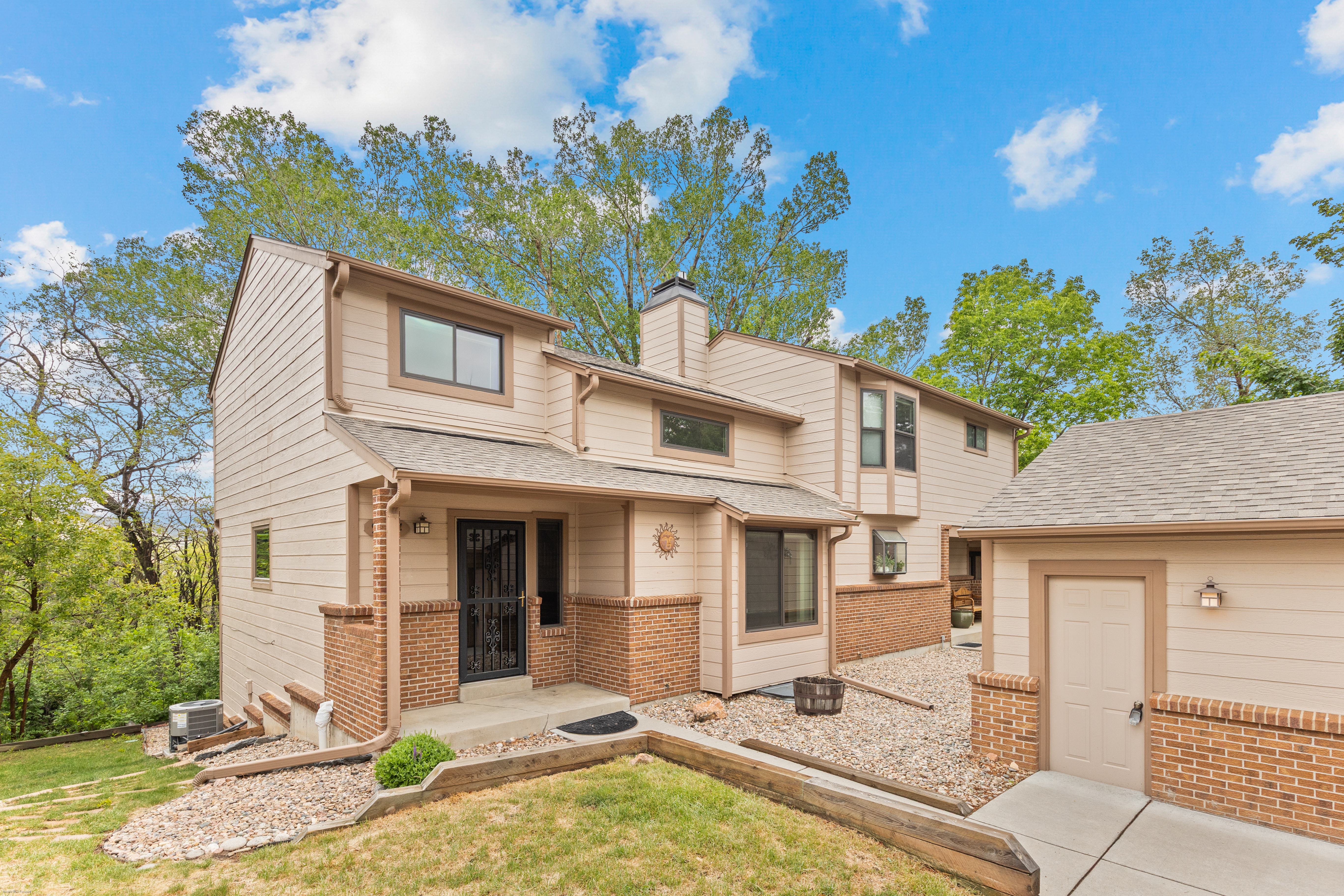  Golden Living in an End-Unit Townhome - 物件實景