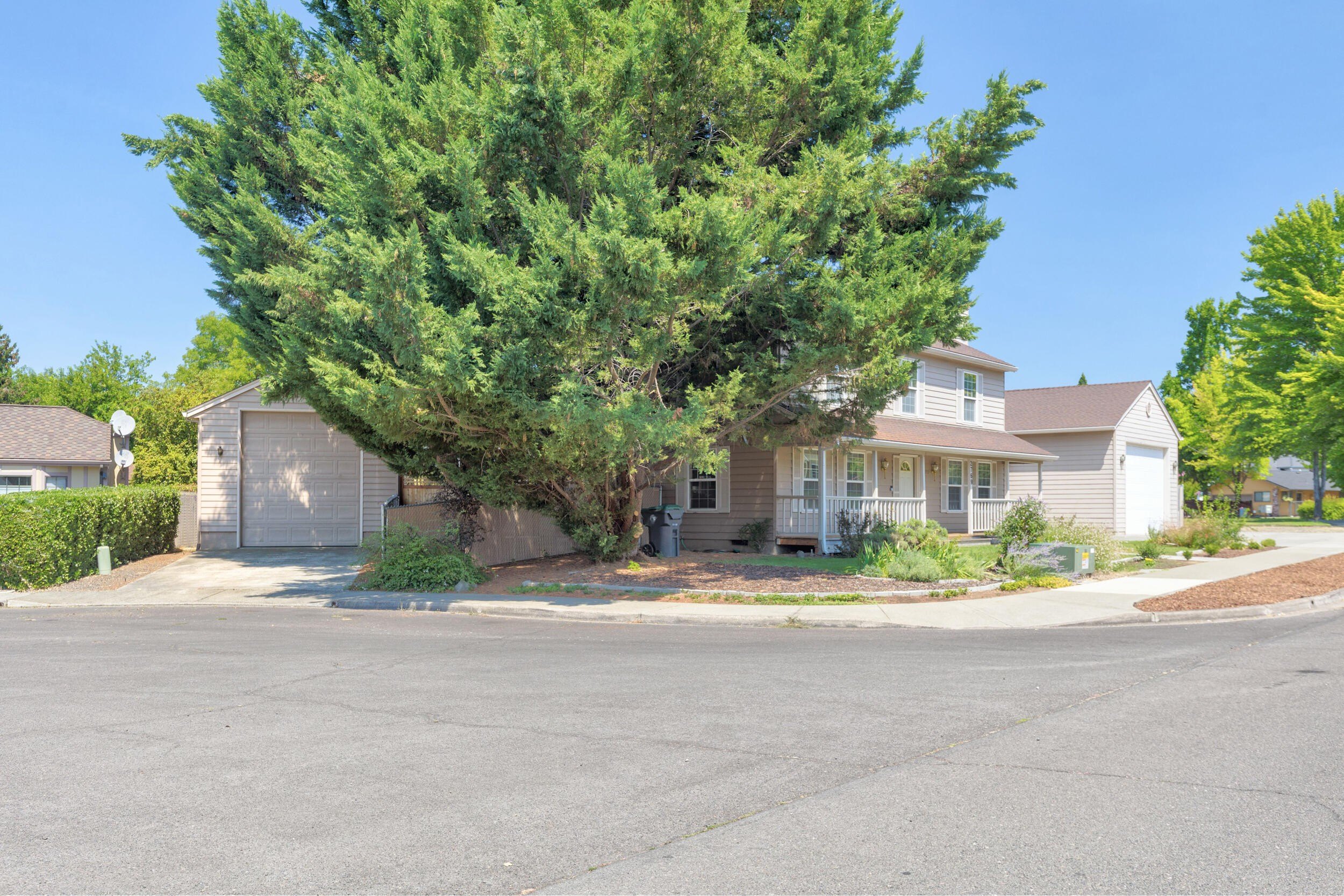 Medford, Oregon, 97504, United States, 4 Bedrooms Bedrooms, ,3 BathroomsBathrooms,Residential,For Sale,1974325