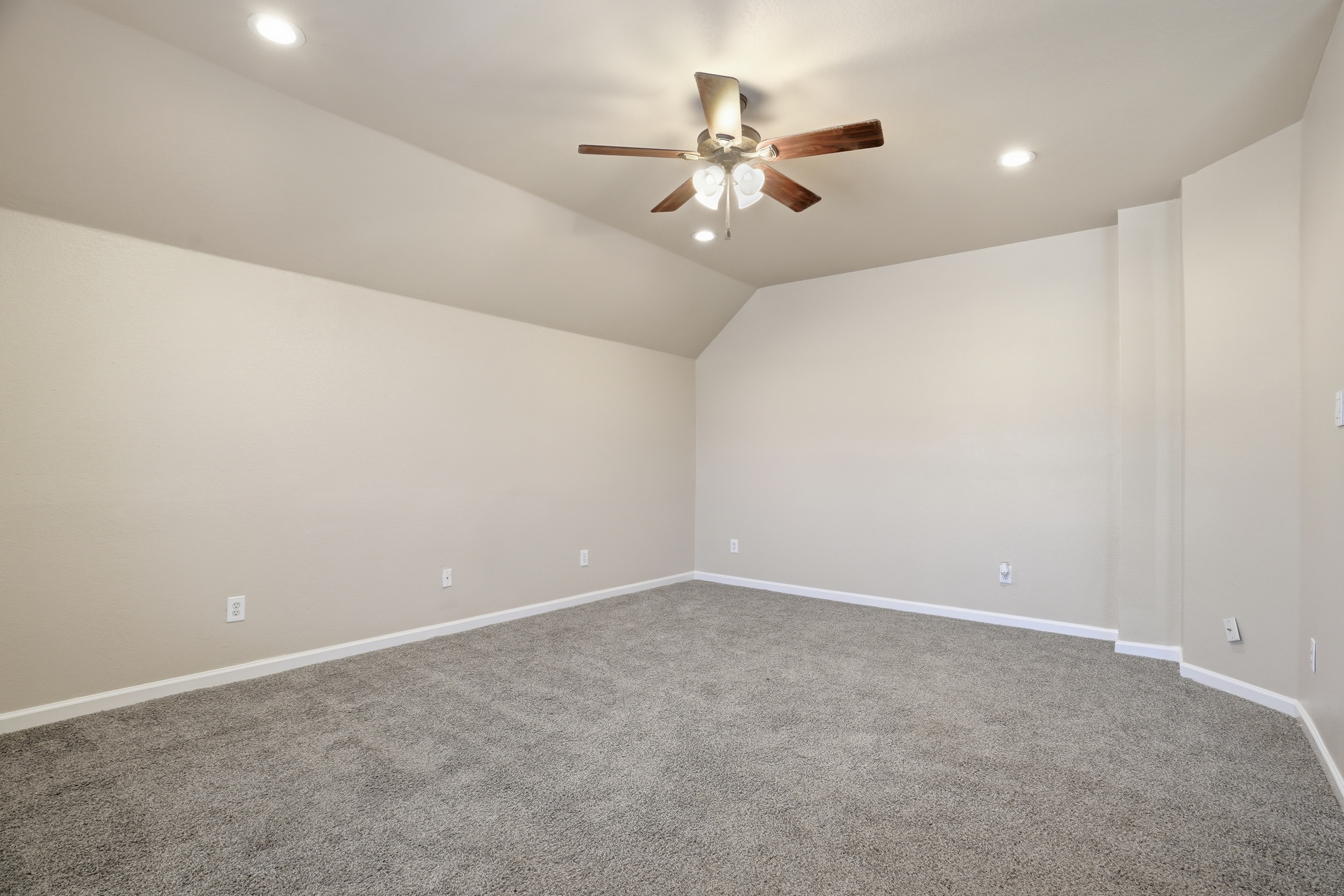  Stylish Keller Living with Bonus Room & Custom Touches - 物件實景