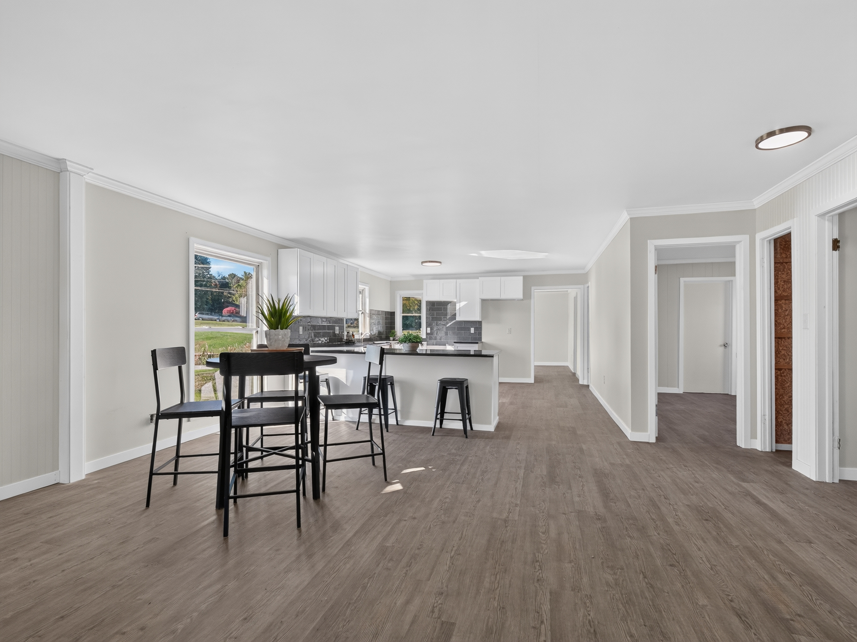  Beautifully Remodeled 4 Bedroom Home Featuring Lakefront Living - 物件實景