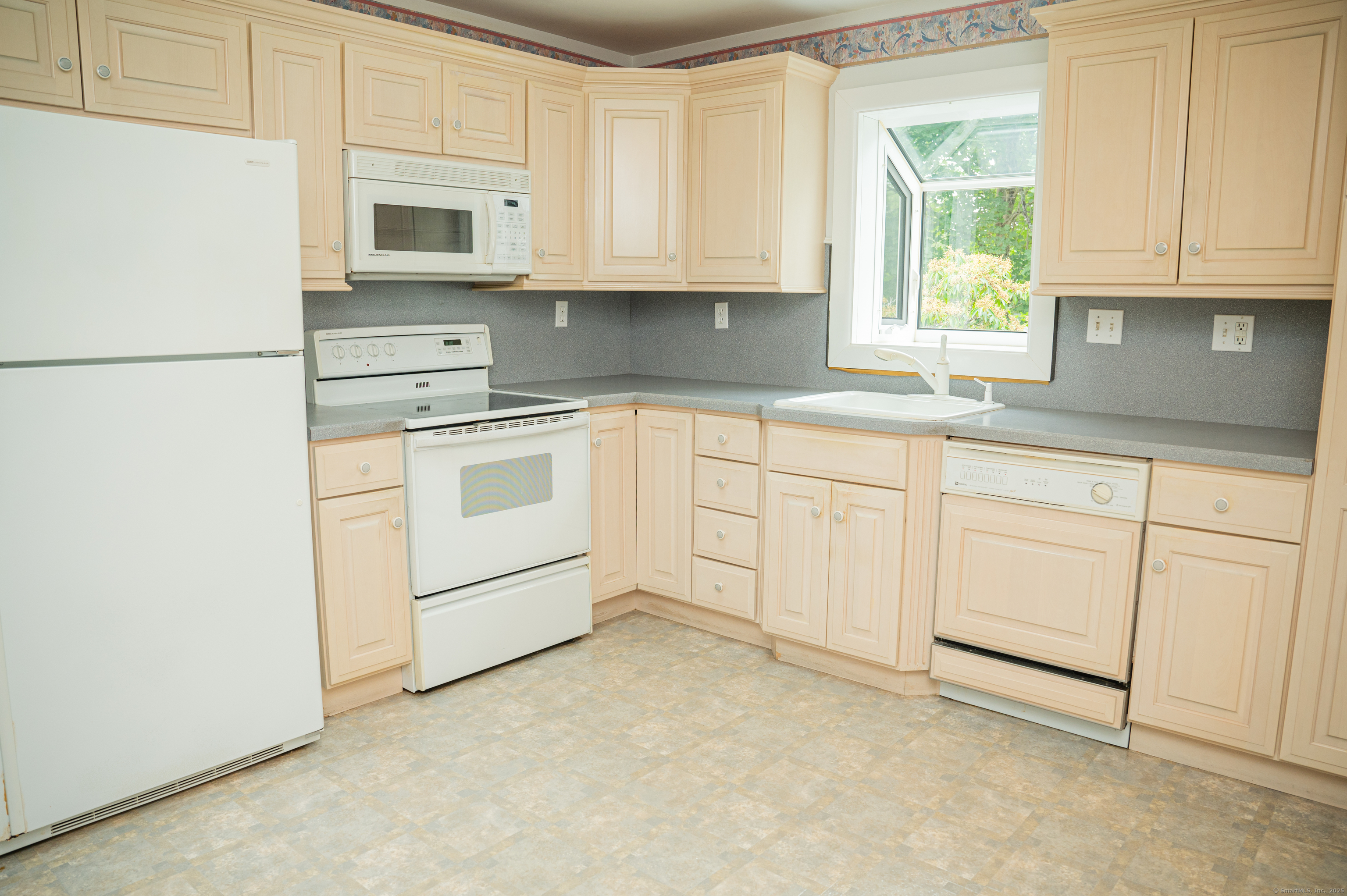 Branford, Connecticut, 06405, United States, 3 Bedrooms Bedrooms, ,2 BathroomsBathrooms,Residential,For Sale,1907106