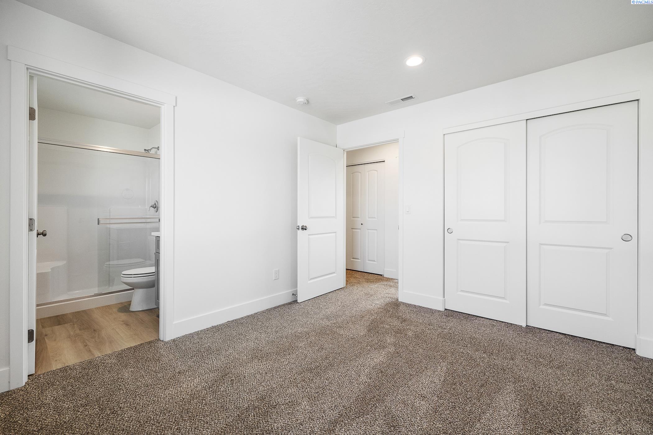 Kennewick, Washington, 99337, United States, 6 Bedrooms Bedrooms, ,Residential,For Sale,1787924
