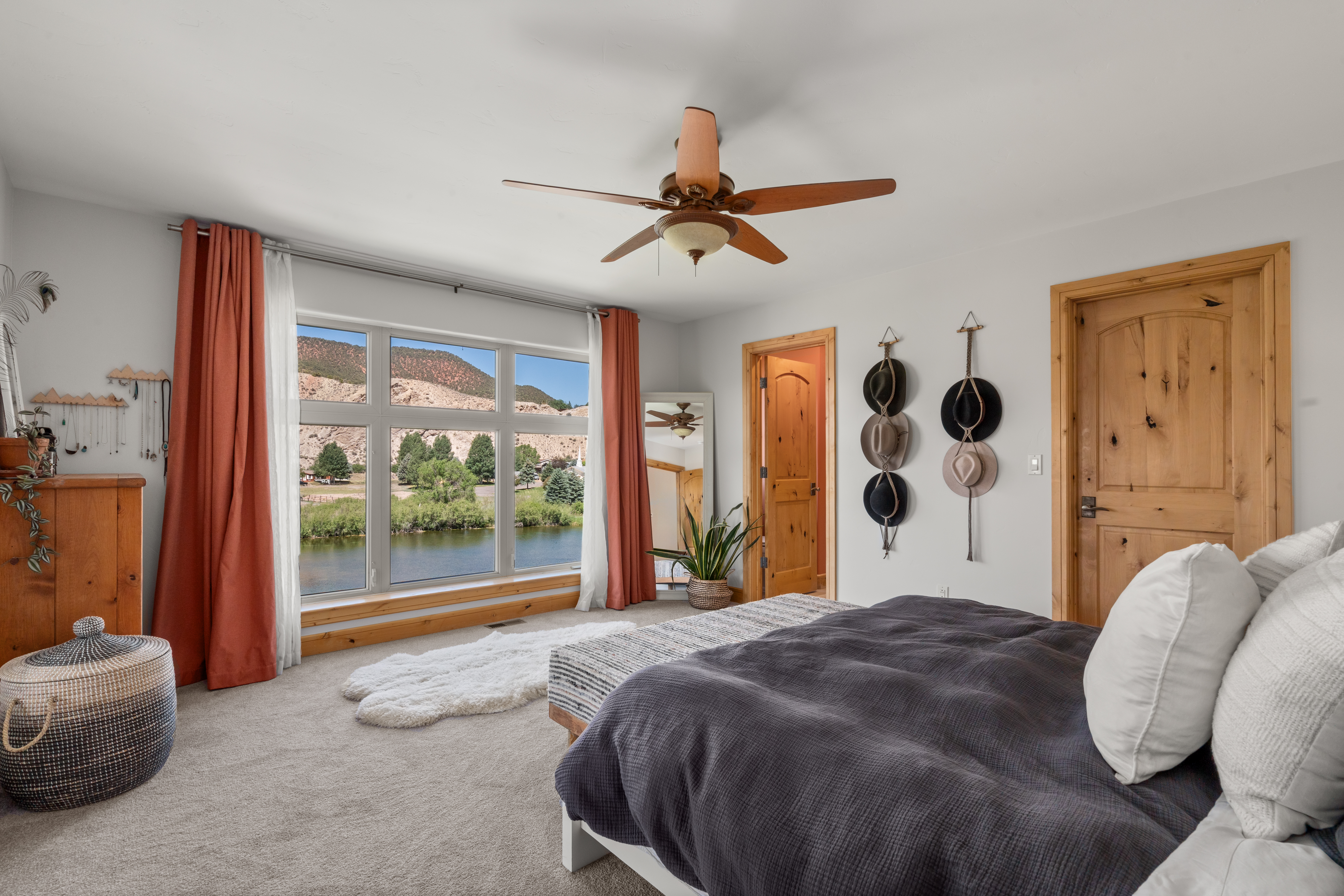  Inviting Home Features Soaring Vaulted Ceilings, Expansive Windows~ - 物件實景