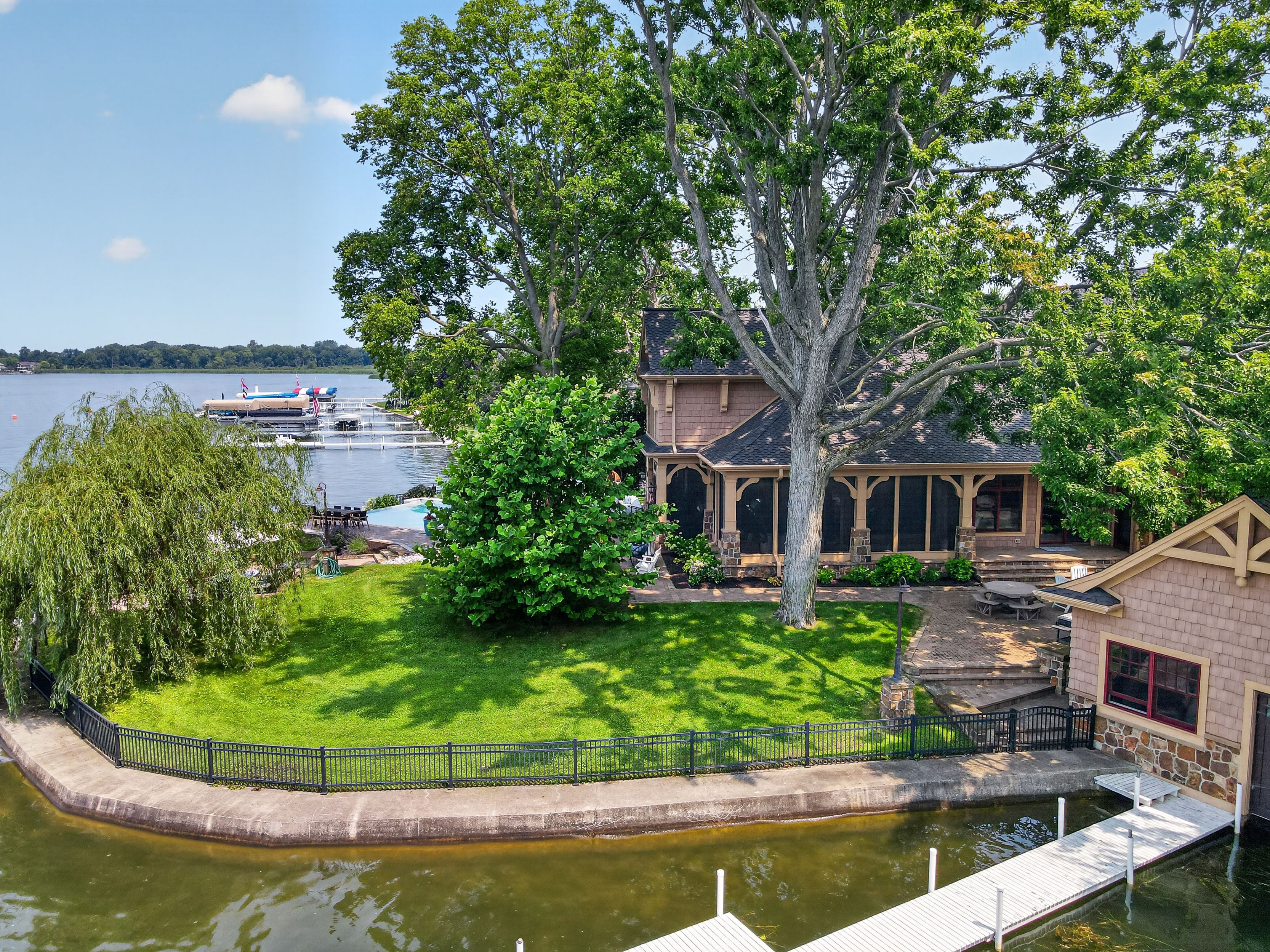  Multiple Residences on a 2.7 Acre Peninsula off Lake Wawasee - 物件實景