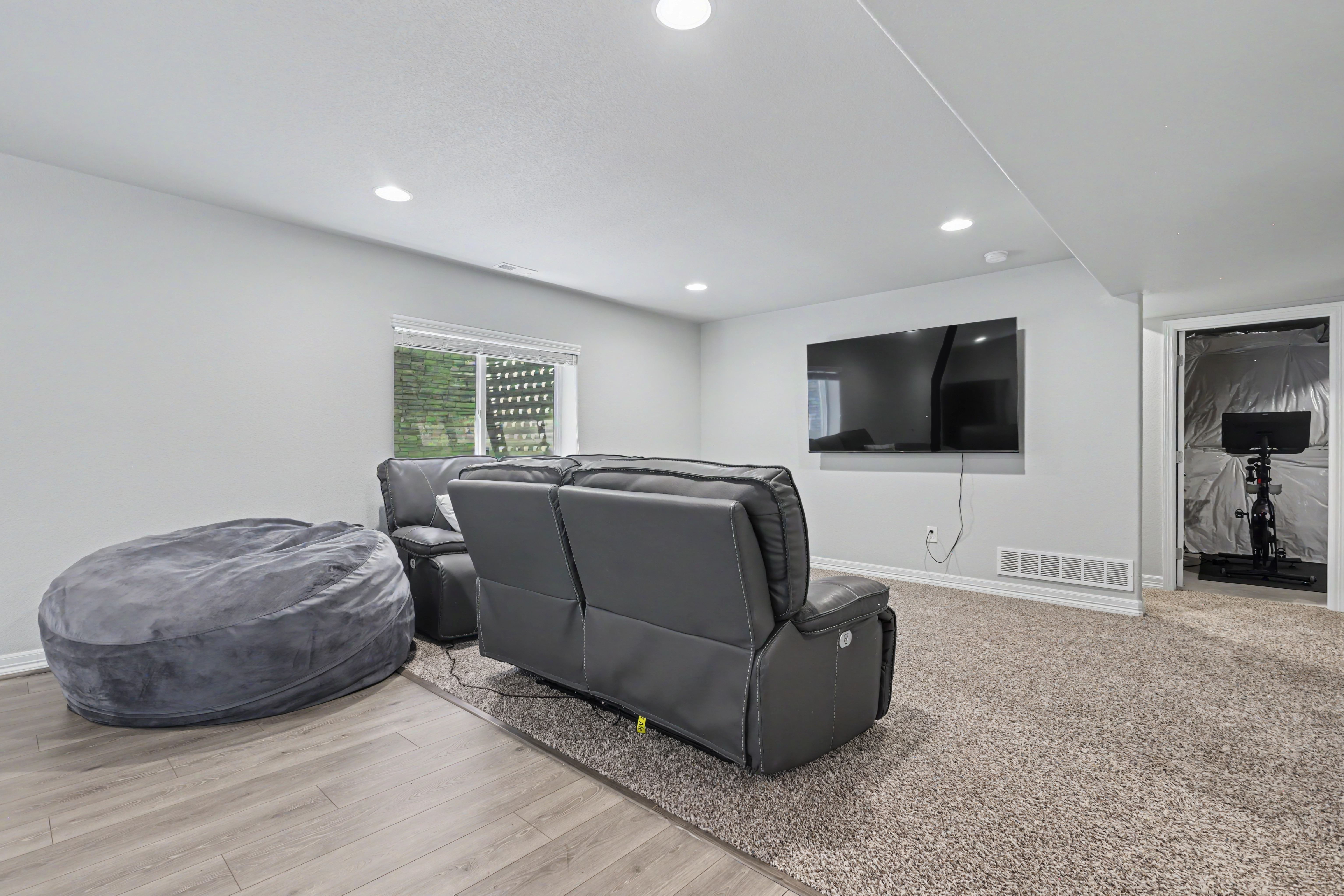  Main Level Living + Spacious Outdoor Space - 物件實景