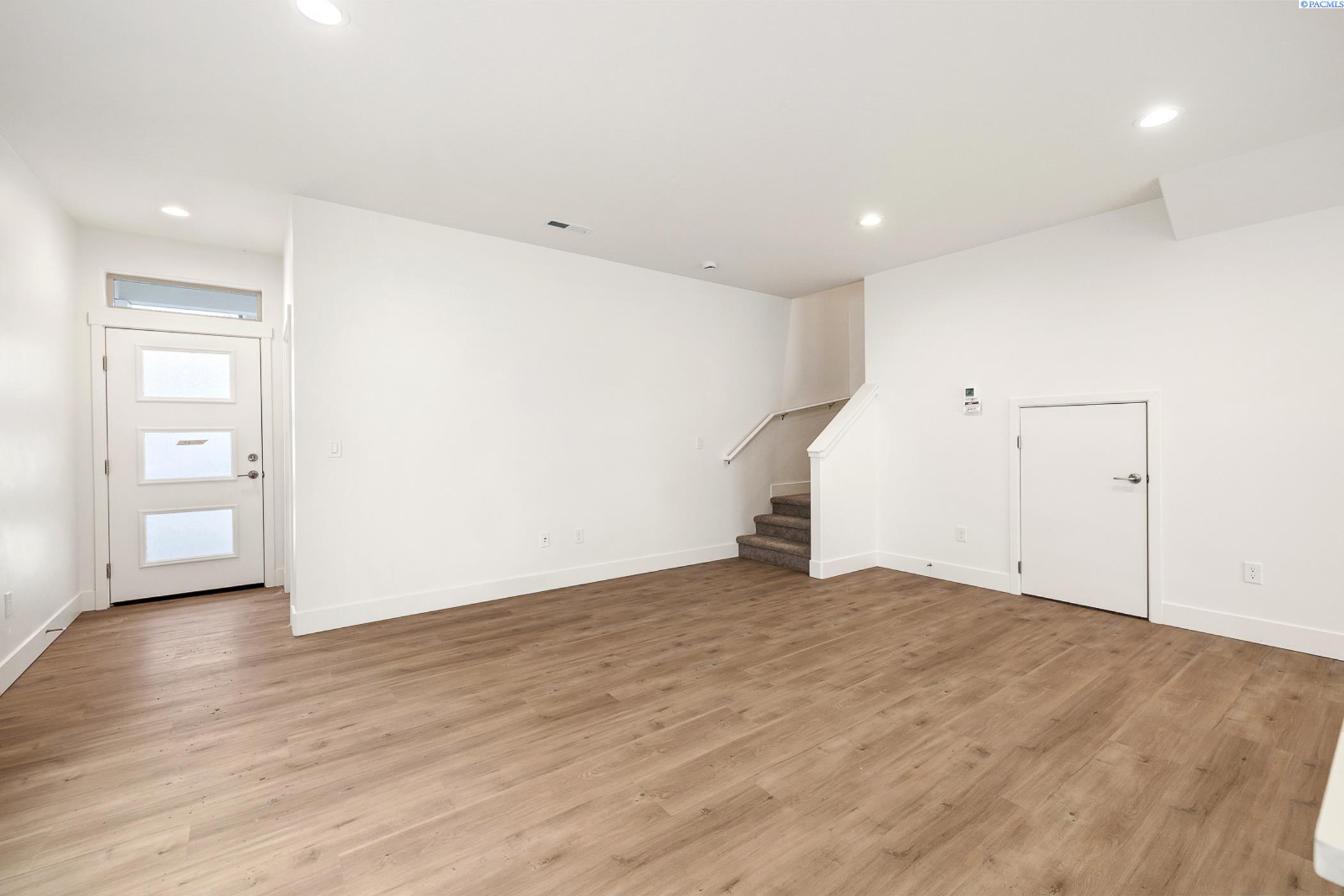 Kennewick, Washington, 99337, United States, 5 Bedrooms Bedrooms, ,Residential,For Sale,1940850