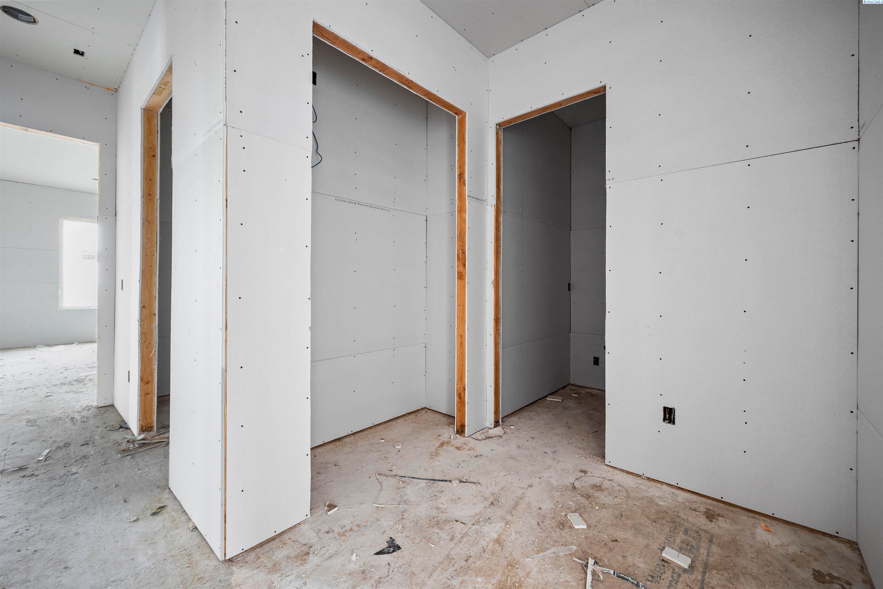 Pasco, Washington, 99301, United States, 4 Bedrooms Bedrooms, ,2 BathroomsBathrooms,Residential,For Sale,1978072