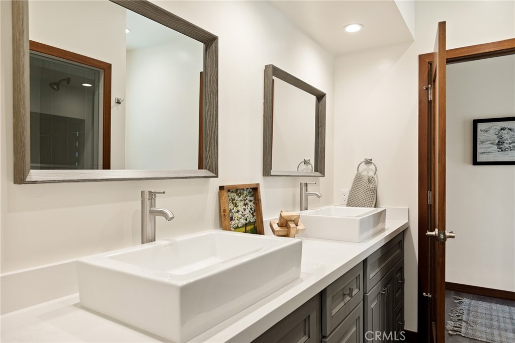 Lake Arrowhead, California, 92352, United States, 4 Bedrooms Bedrooms, ,5 BathroomsBathrooms,Residential,For Sale,1989465