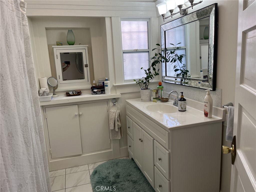 Los Angeles, California, 90026, United States, 3 Bedrooms Bedrooms, ,1 BathroomBathrooms,Residential,For Sale,1876735