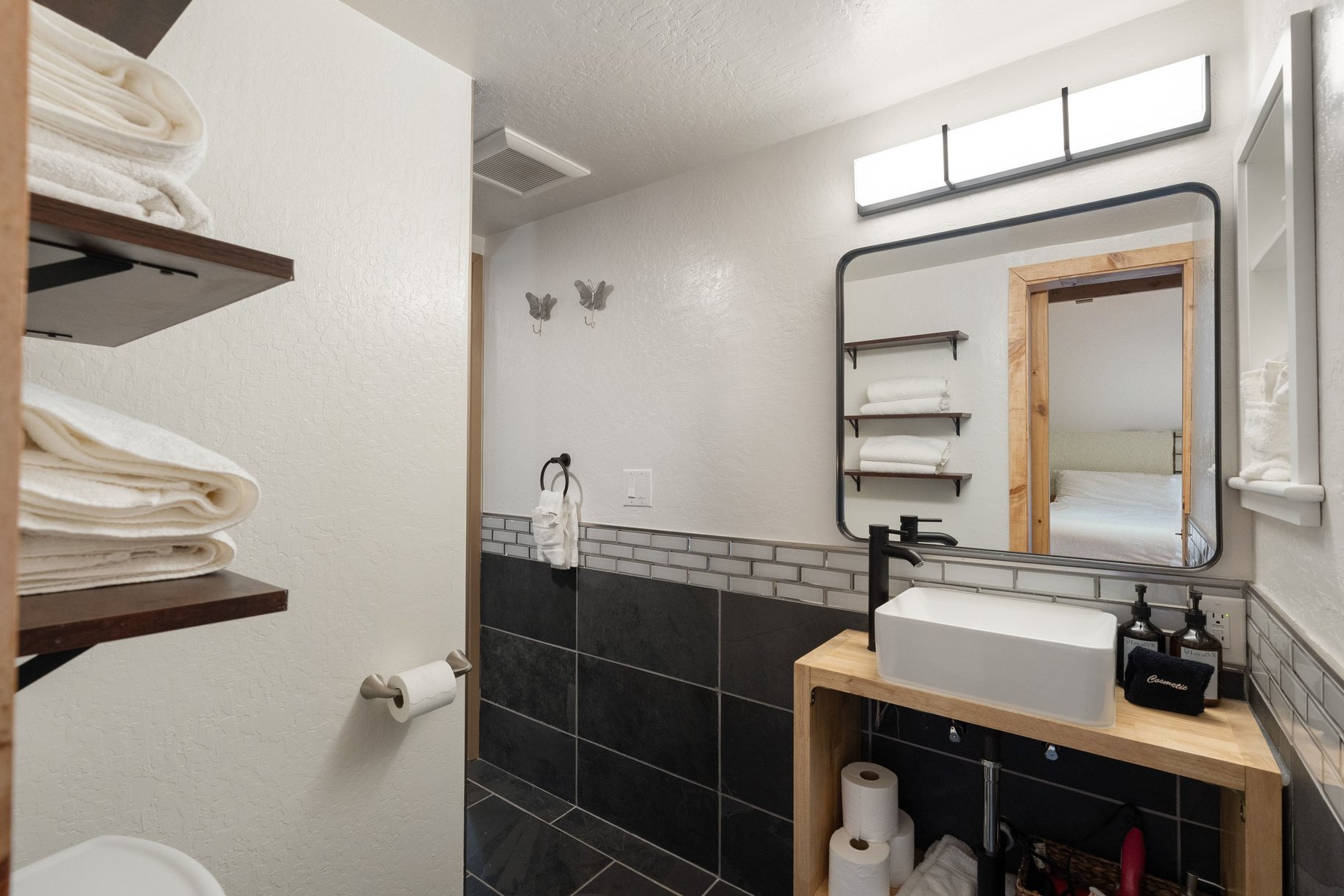  West Shore Gem - An Authentic Pineland Chalet with Detached Garage + Studio - 物件實景