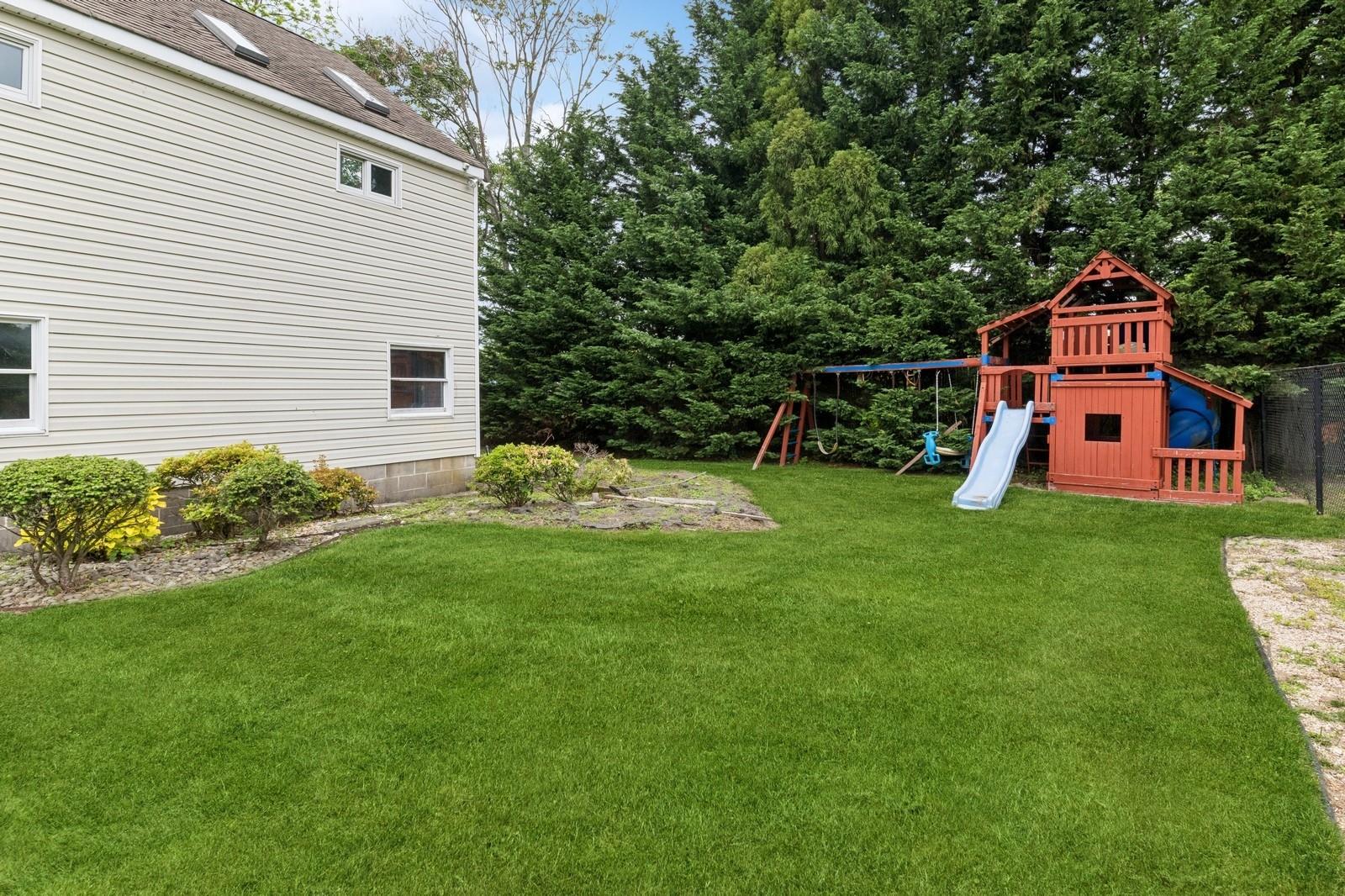 Bay Shore, New York, 11706, United States, 4 Bedrooms Bedrooms, ,3 BathroomsBathrooms,Residential,For Sale,1836669