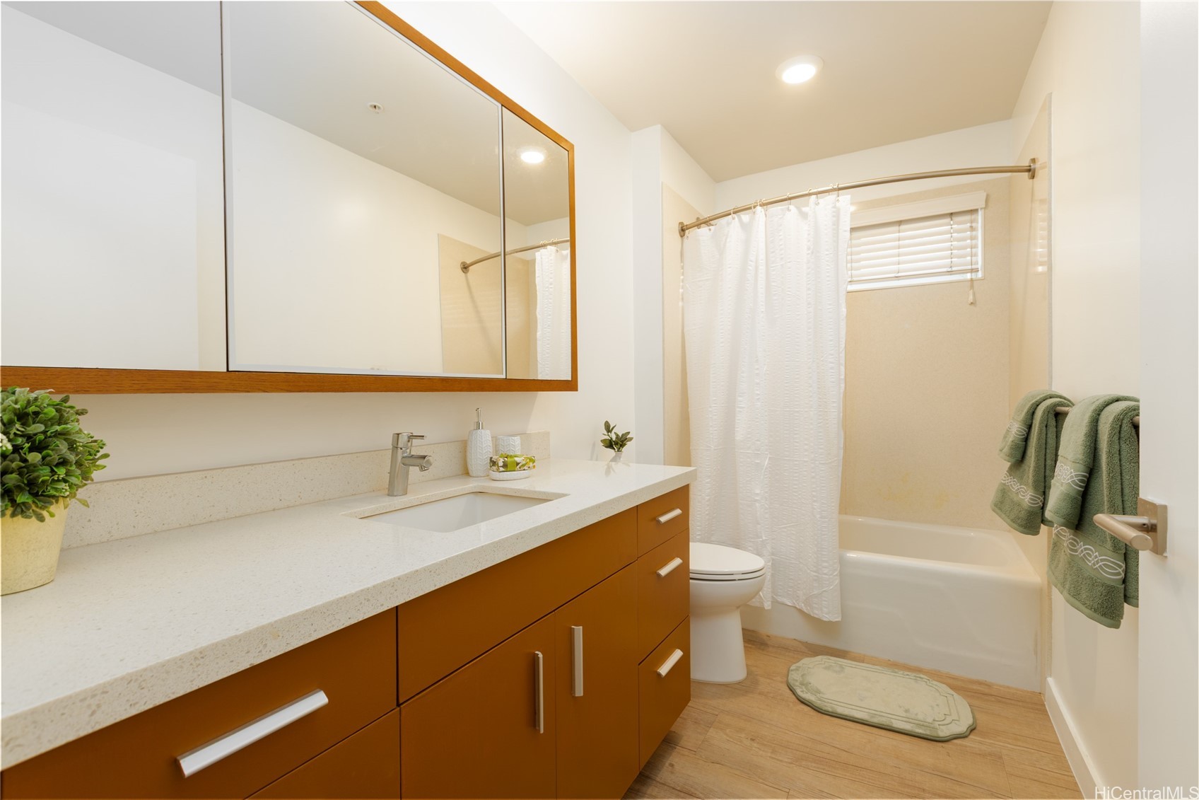 Honolulu, Hawaii, 96814, United States, 2 Bedrooms Bedrooms, ,2 BathroomsBathrooms,Residential,For Sale,1968678