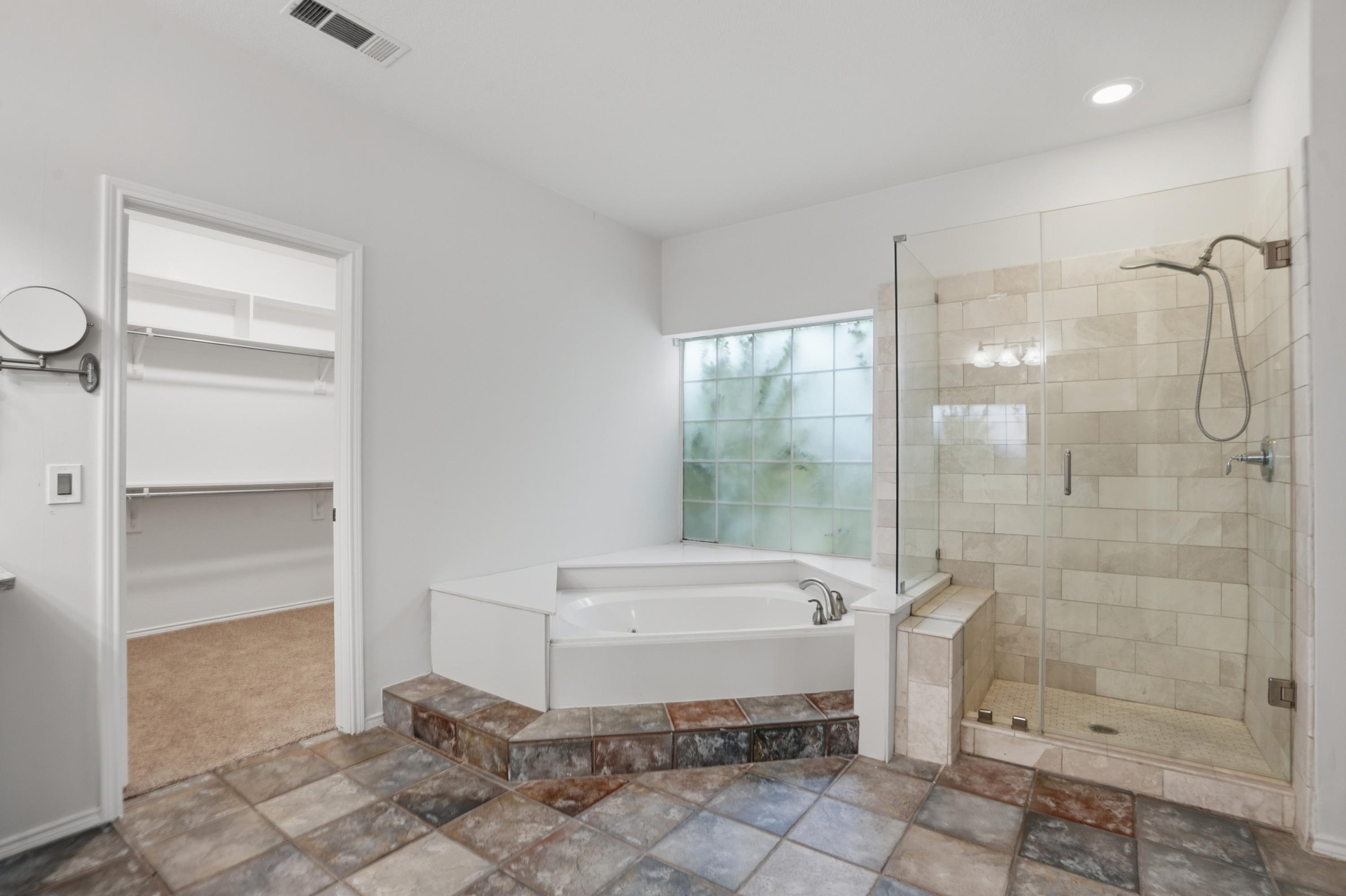  5/2.2 Home with Pool in Plano - 物件實景