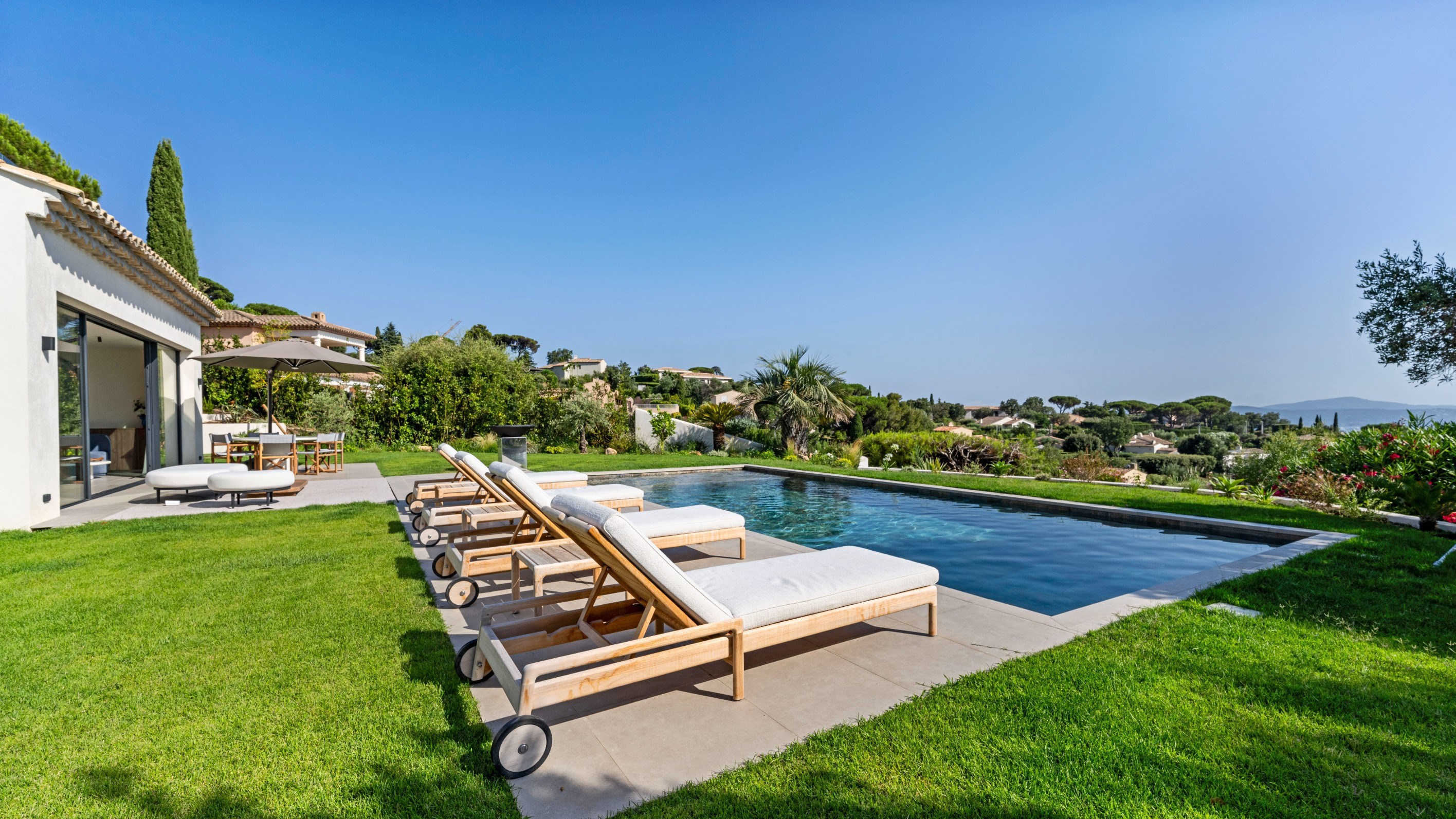  Sainte Maxime contemporary villa for sale with sea views, heated swimming pool … - 物件實景