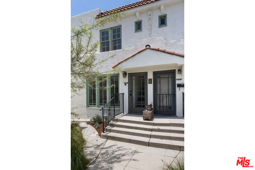 Los Angeles, California, 90036, United States, 2 Bedrooms Bedrooms, ,2 BathroomsBathrooms,Residential,For Sale,1897120