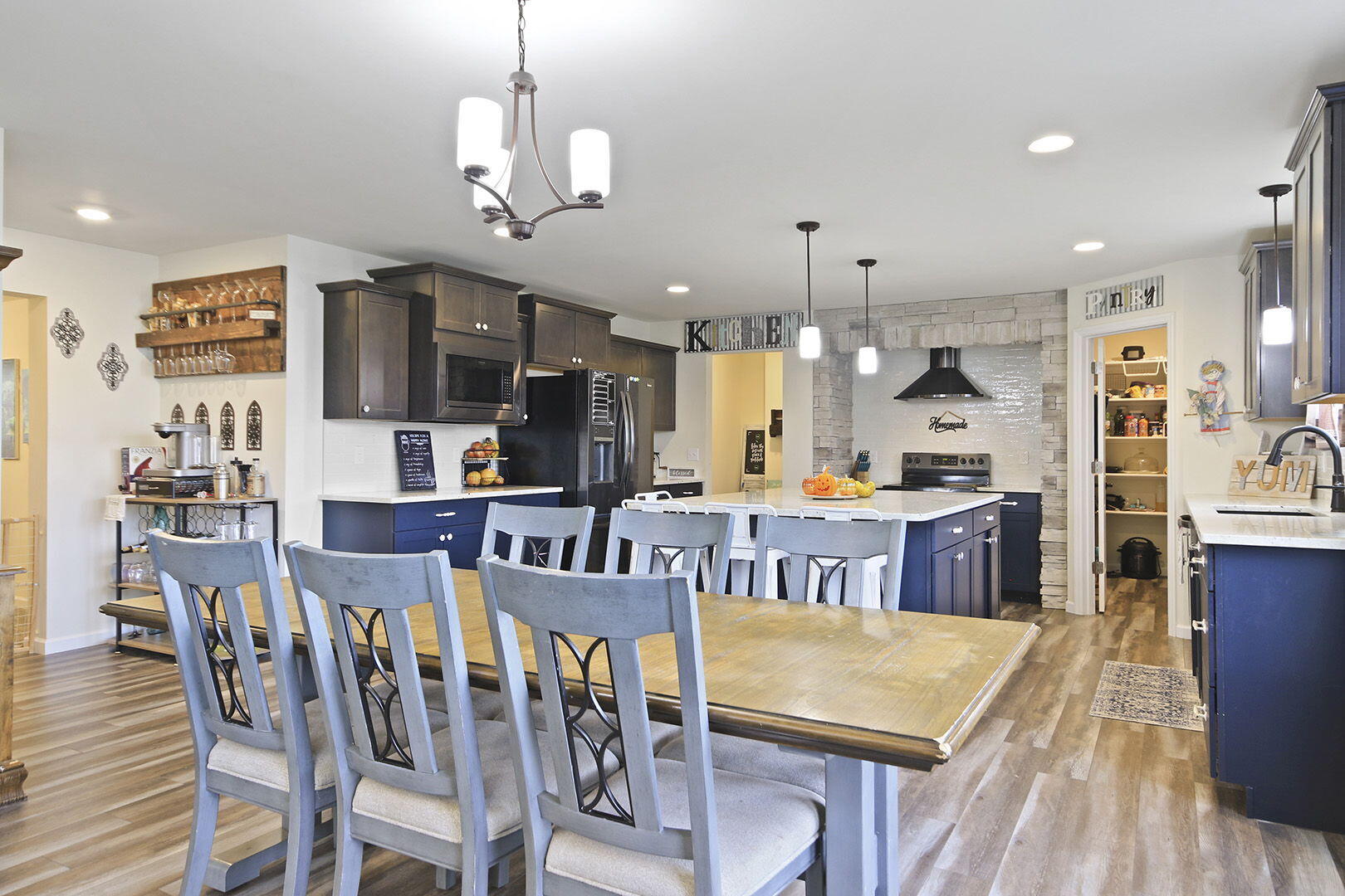 ASHLAND, Missouri, 65010, United States, 4 Bedrooms Bedrooms, ,3 BathroomsBathrooms,Residential,For Sale,1981891