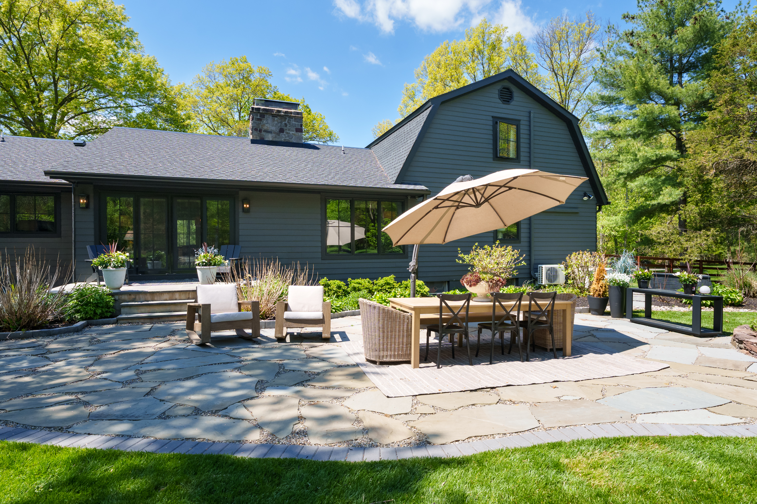  Turnkey Home Featuring Designer Kitchen, New Baths, and Resort-Style Yard - 物件實景