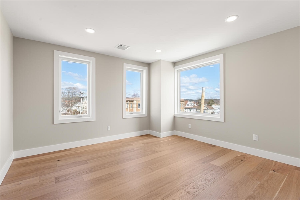 Waltham, Massachusetts, 02453, United States, 4 Bedrooms Bedrooms, ,4 BathroomsBathrooms,Residential,For Sale,1906514