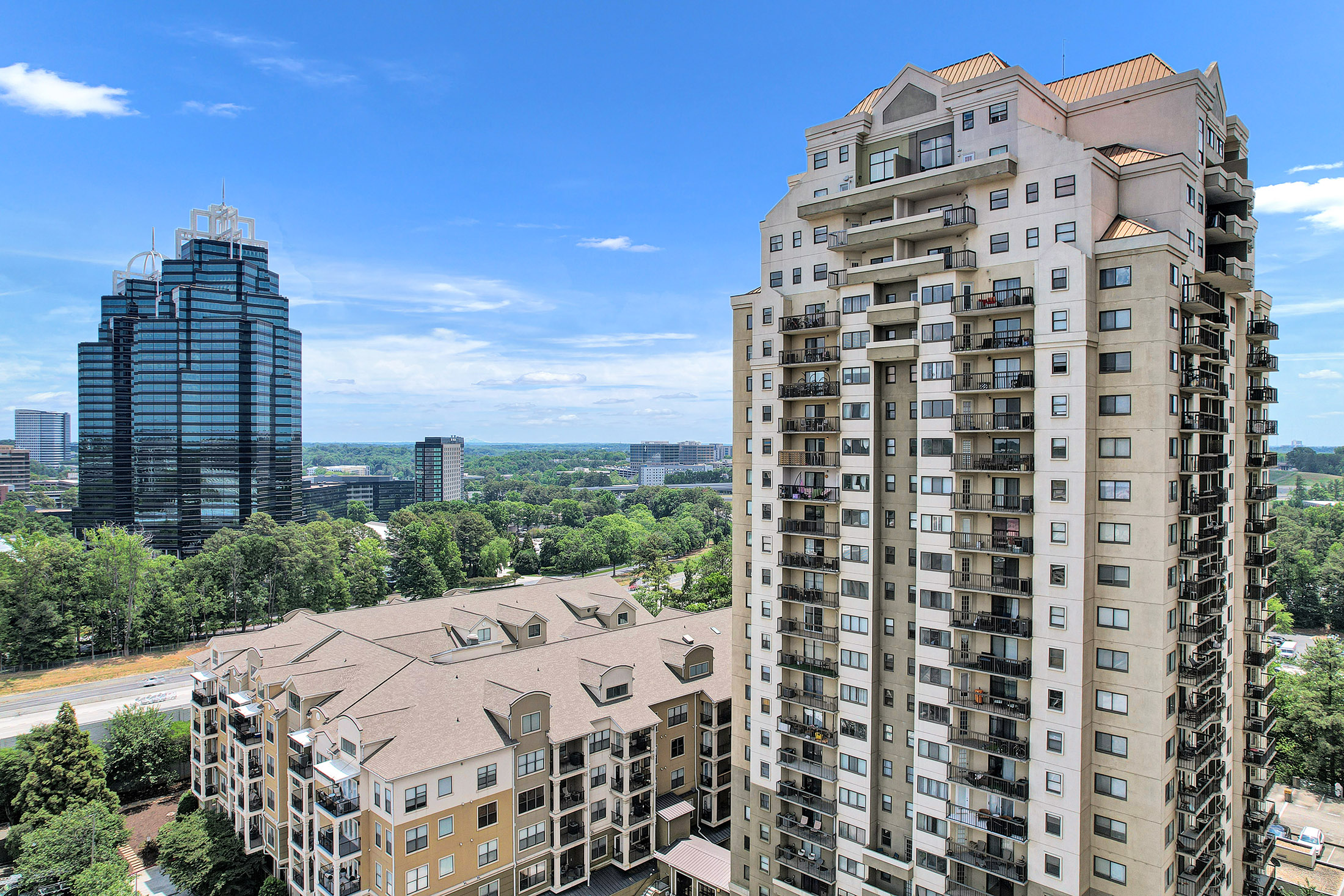  Perched High Above Sandy Springs - 物件實景