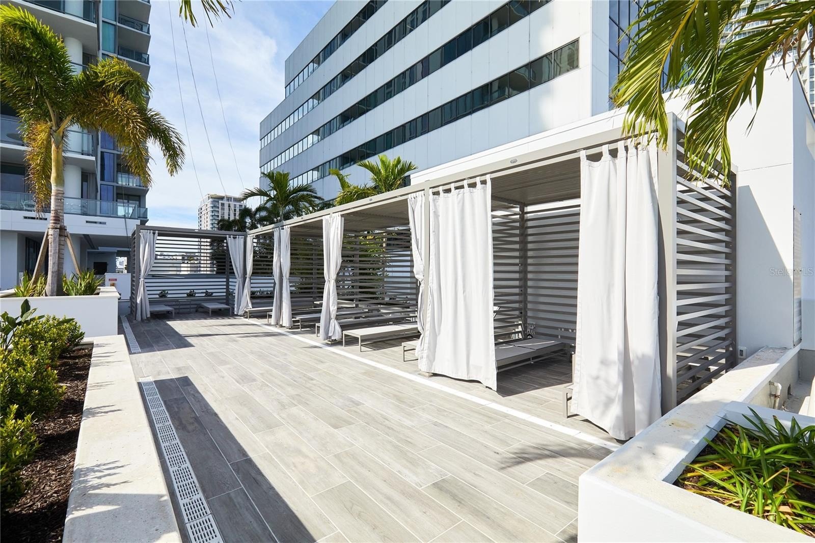 ST PETERSBURG, Florida, 33701, United States, 2 Bedrooms Bedrooms, ,3 BathroomsBathrooms,Residential,For Sale,1981835