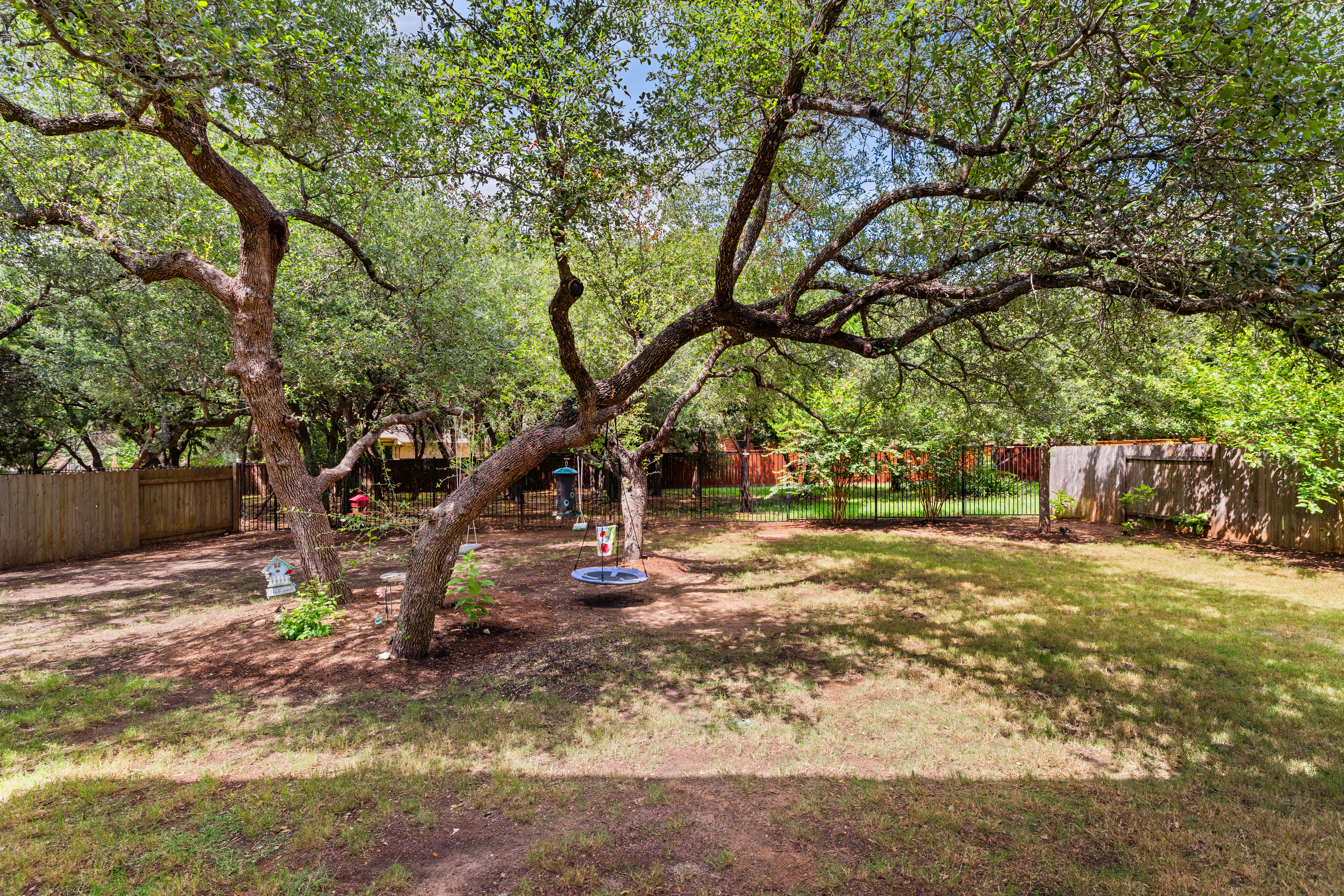 Private Greenbelt Retreat with Dual Main-Floor Suites - 物件實景