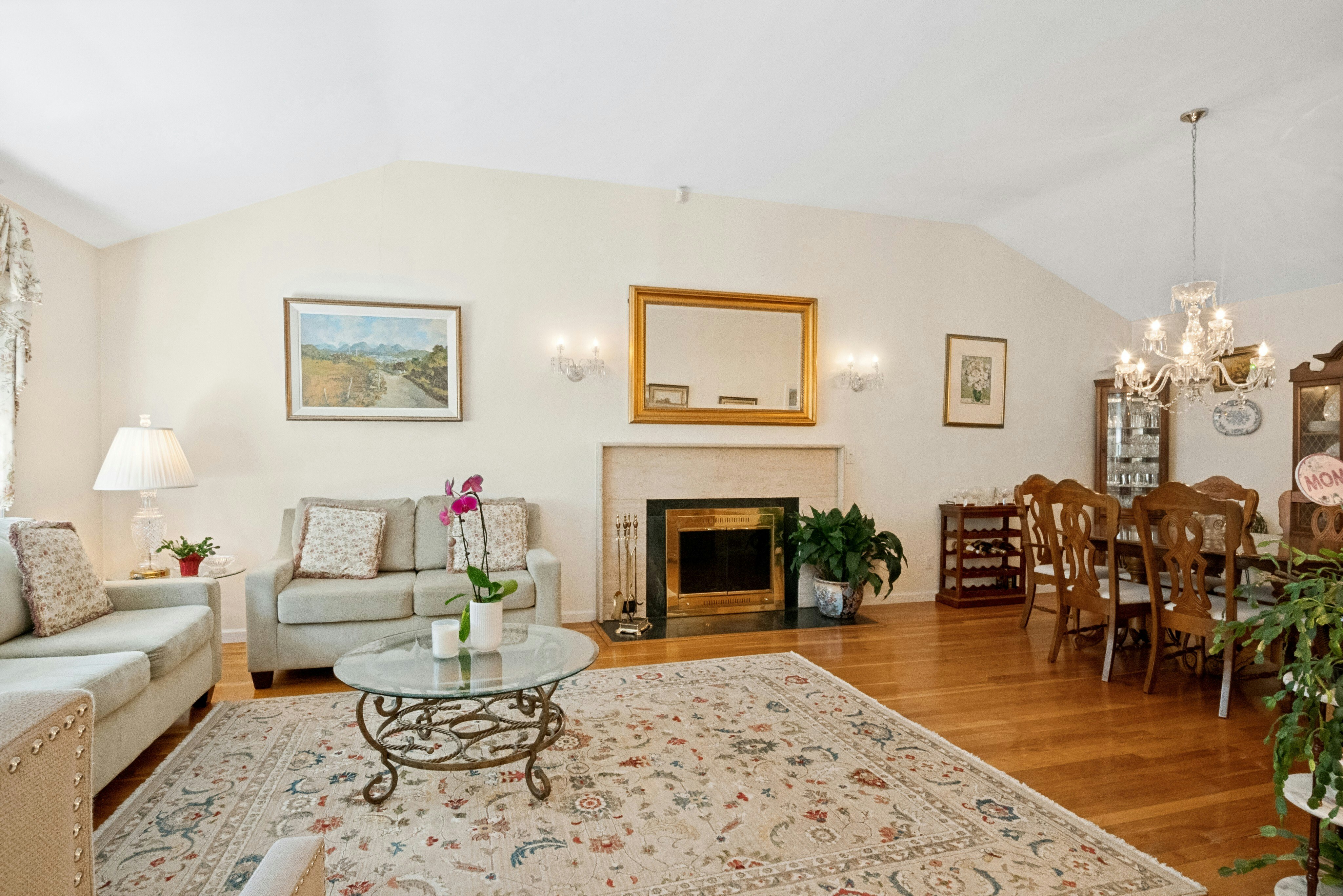  Charming three-bedroom, two bath ranch feels like home the moment you walk in - 物件實景