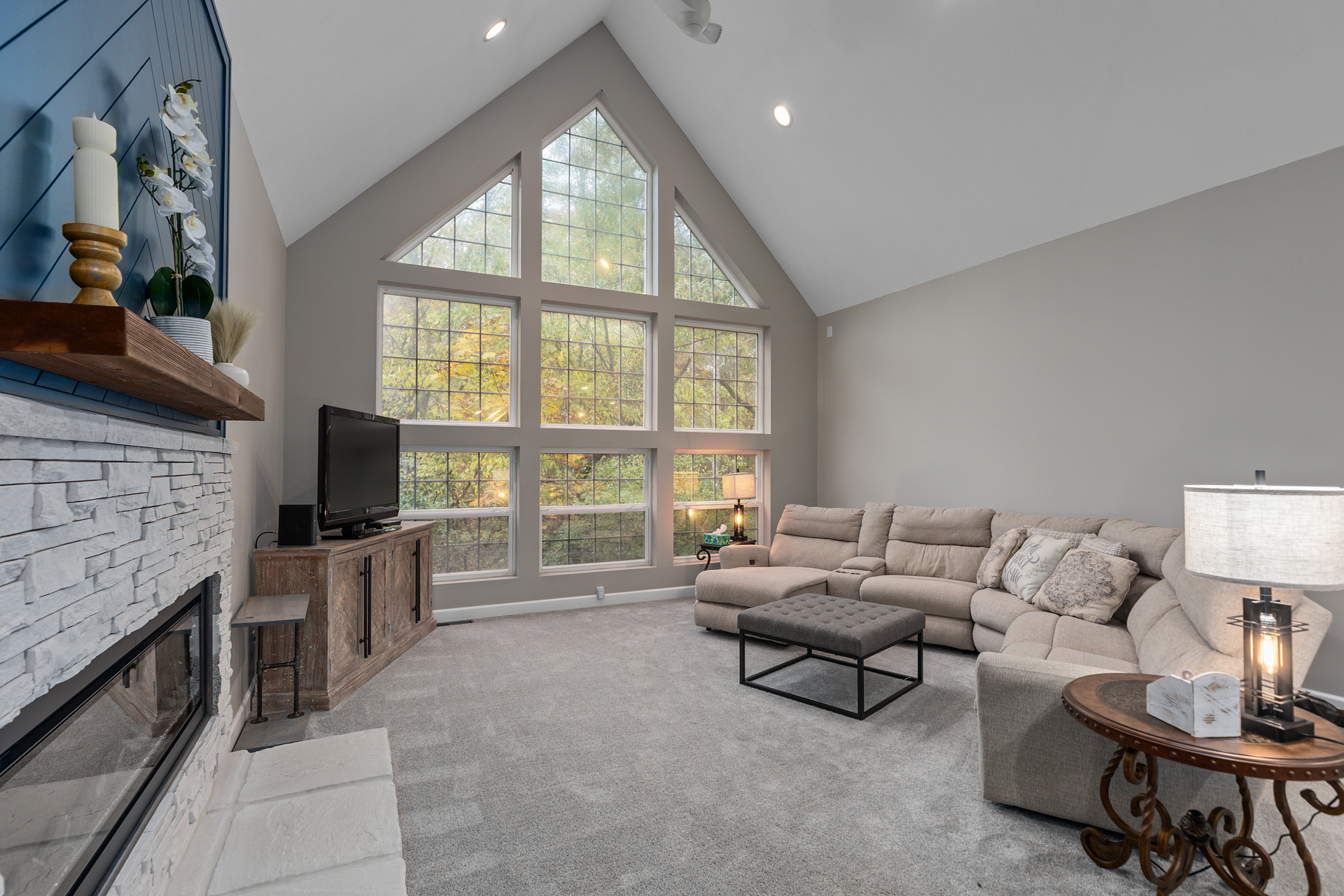 Litchfield, Illinois, 62056, United States, 5 Bedrooms Bedrooms, ,4 BathroomsBathrooms,Residential,For Sale,1979153