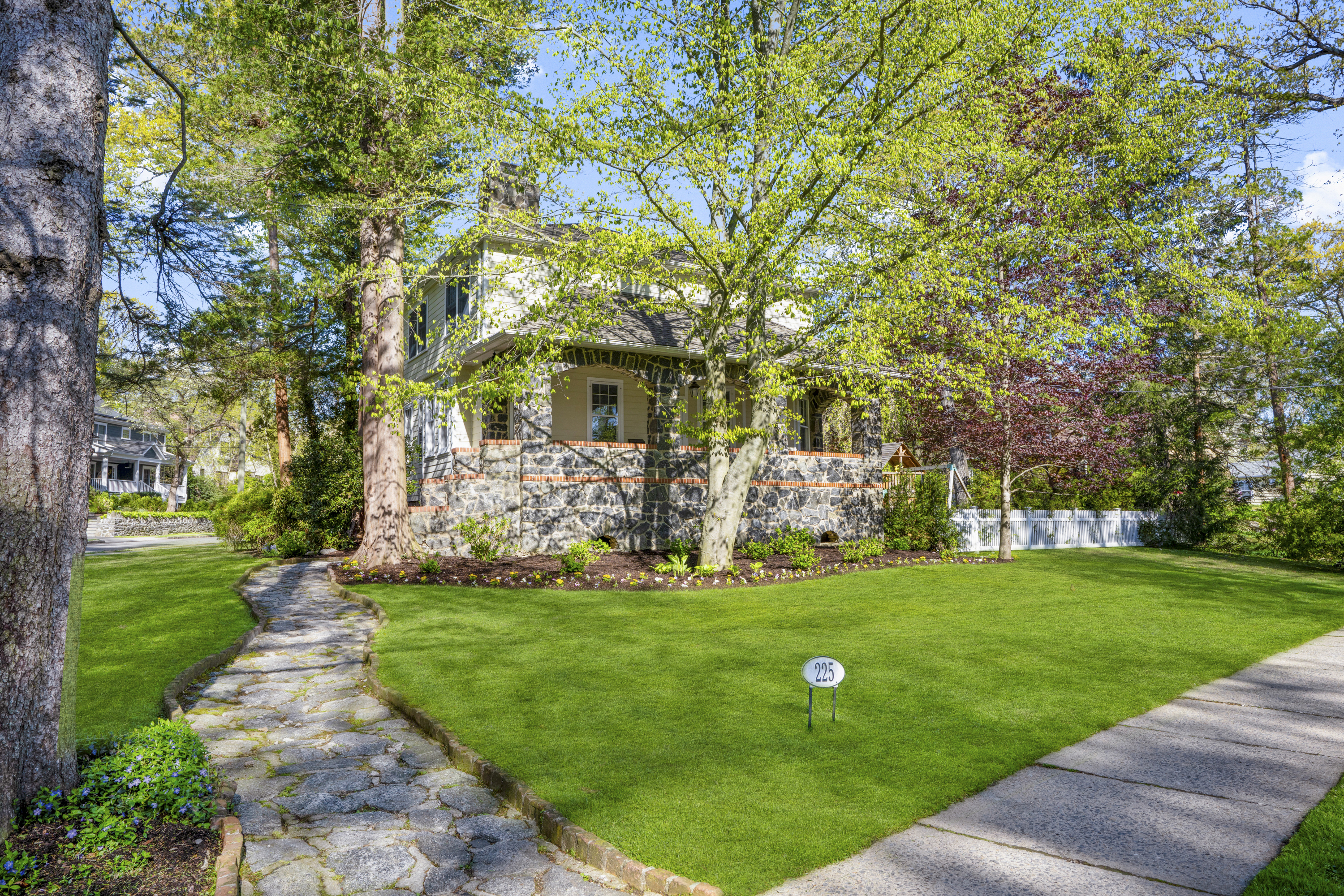  Distinctive Larchmont Colonial - 物件實景