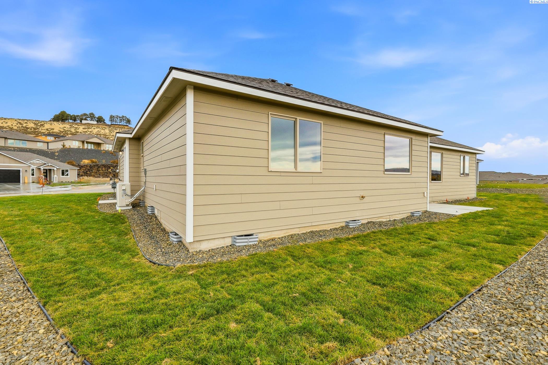 Kennewick, Washington, 99338, United States, 4 Bedrooms Bedrooms, ,1 BathroomBathrooms,Residential,For Sale,1996231