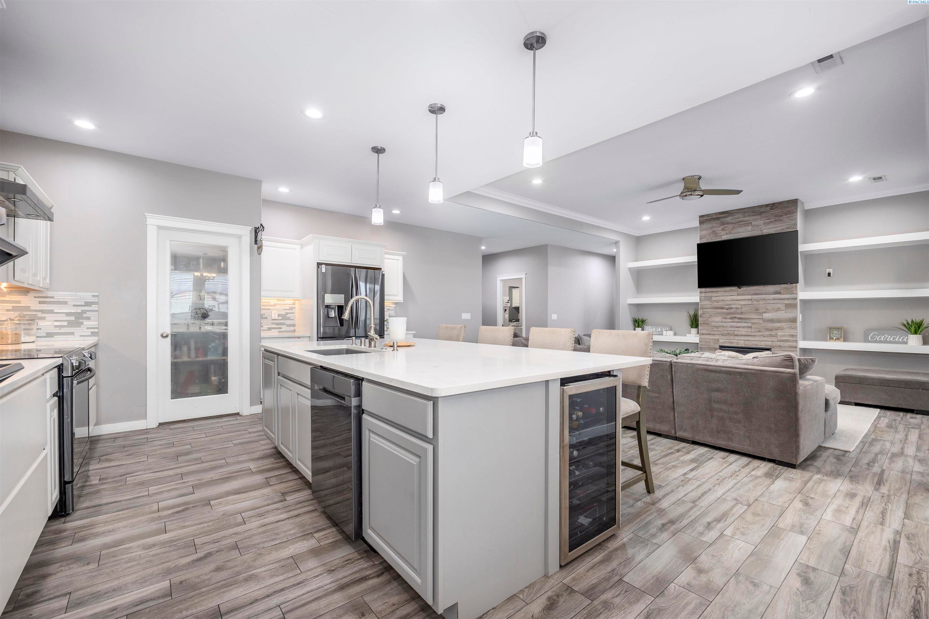 Pasco, Washington, 99301, United States, 6 Bedrooms Bedrooms, ,3 BathroomsBathrooms,Residential,For Sale,2005744