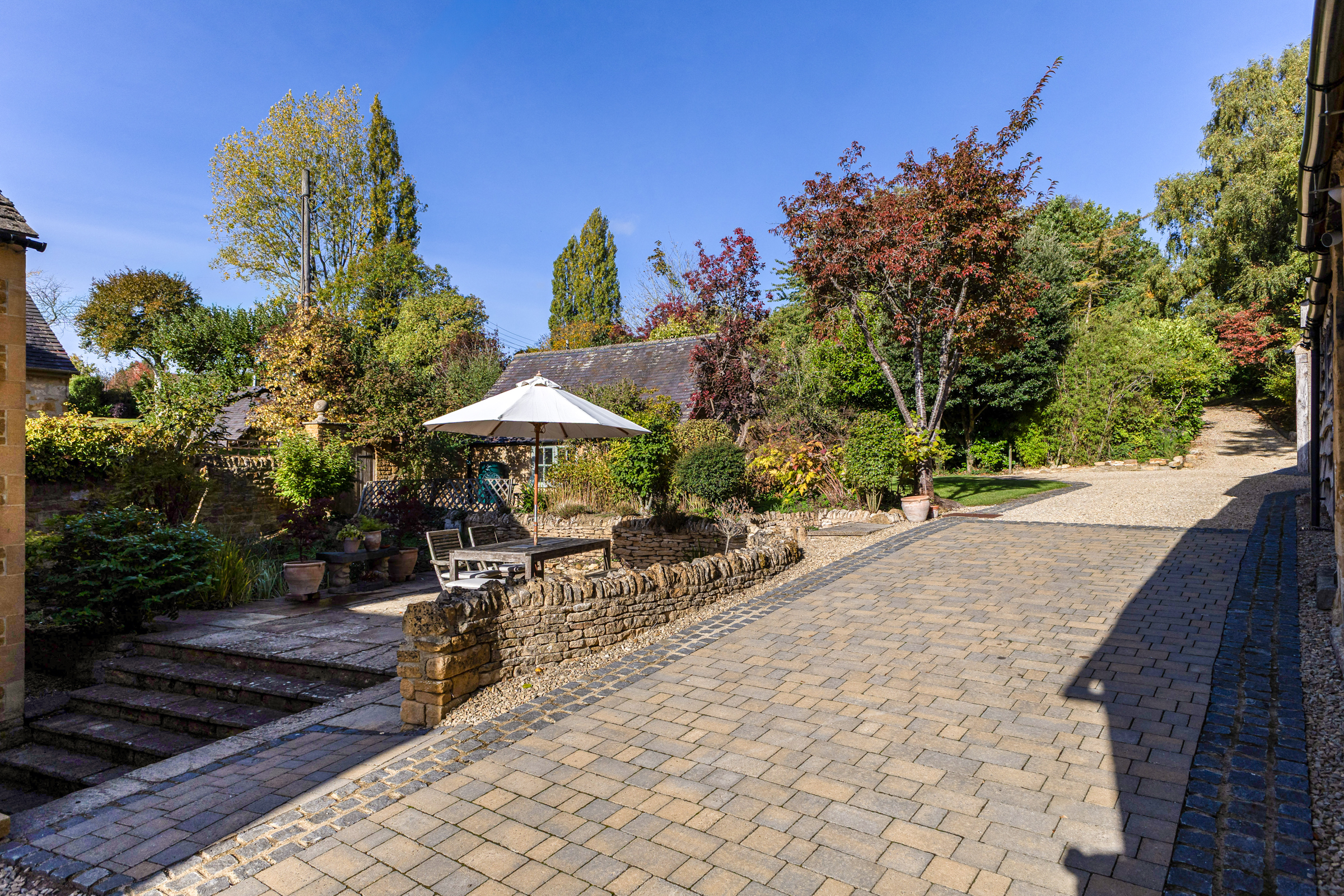  A Cotswolds stone village house with an annexe and extensive outbuildings - 物件實景